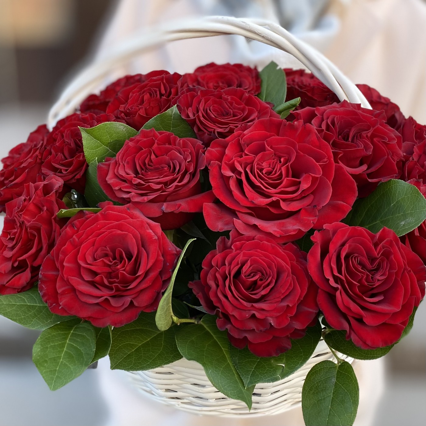 25 пионовидных роз Хартс  в корзине