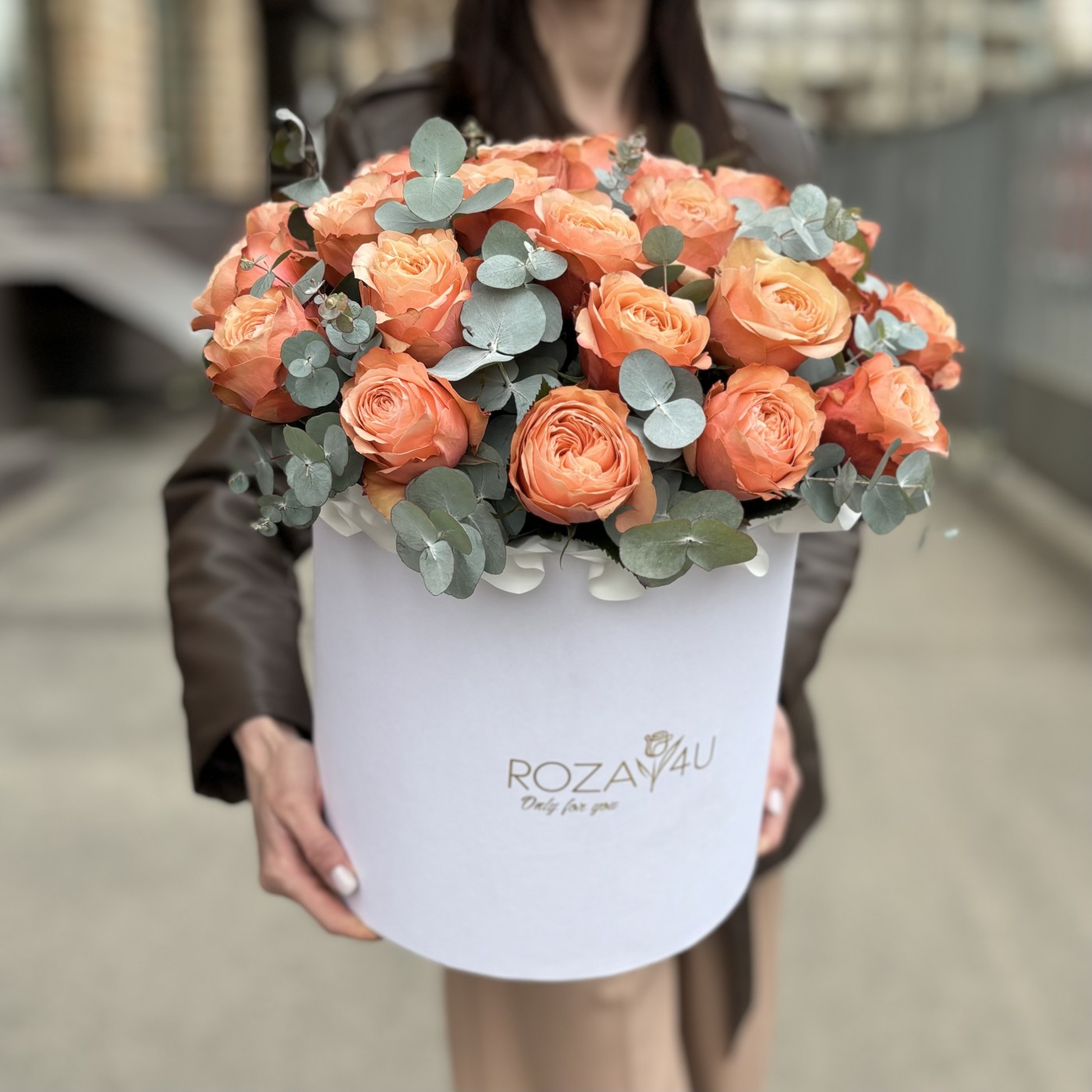 25 персиковых роз Кахала в коробке