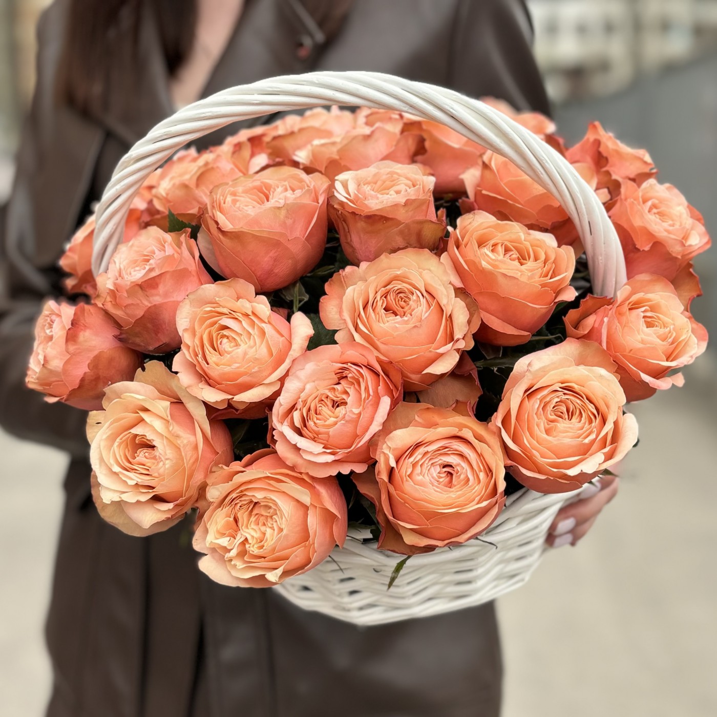 25 персиковых роз Кахала в корзине