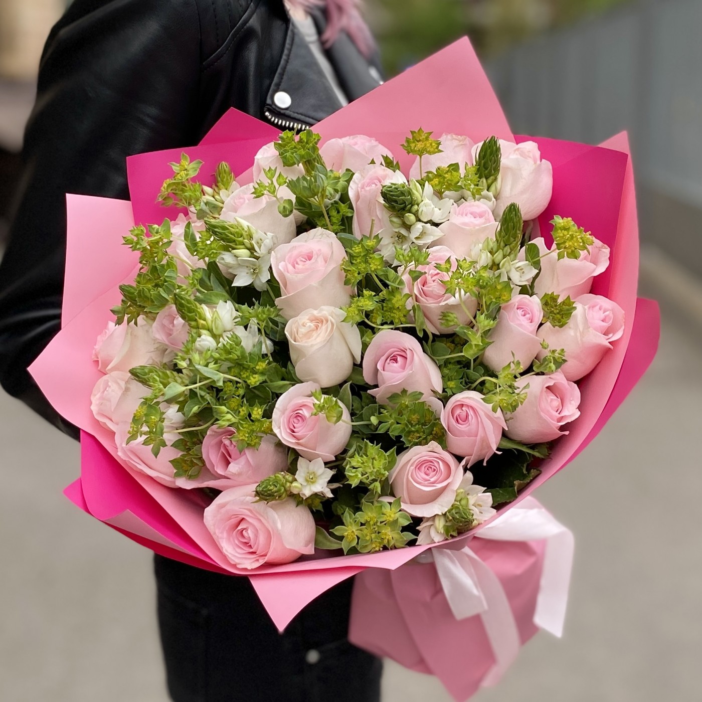 25 роз Свит ревиваль с орнитогалумом