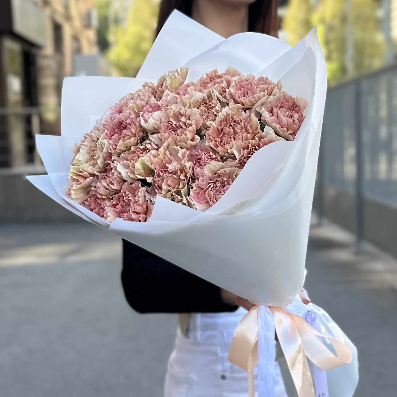 25 розово-персиковых гвоздик