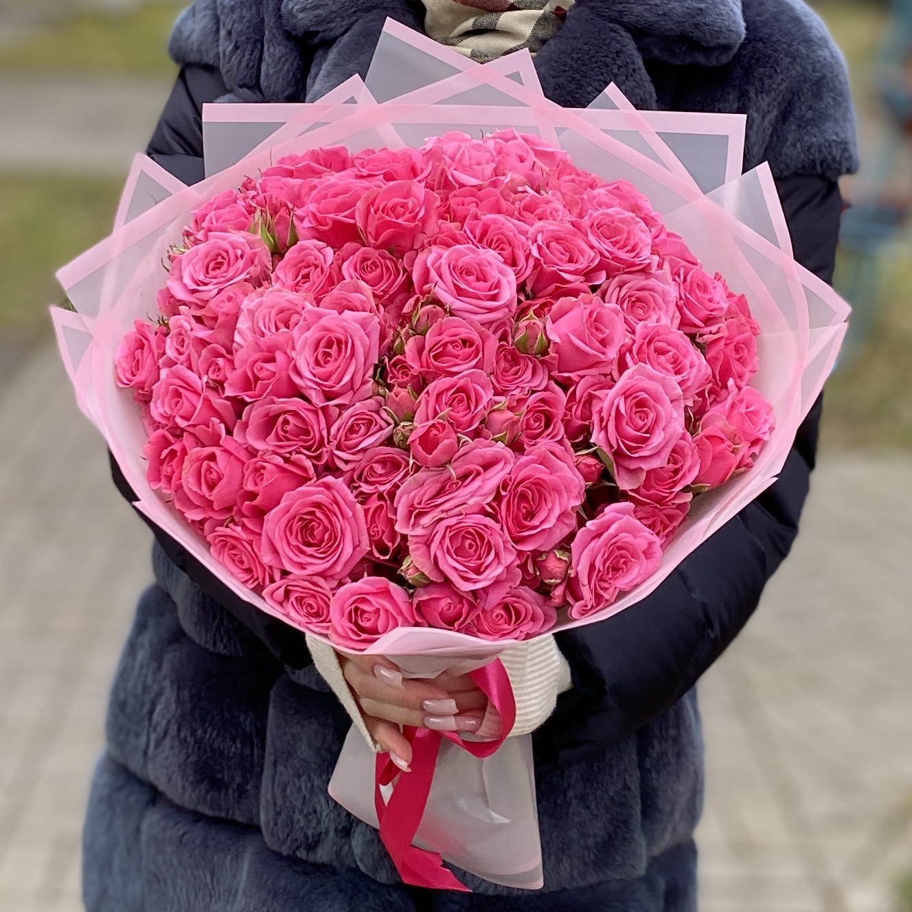 25 розовых кустовых роз Эйлин 50см