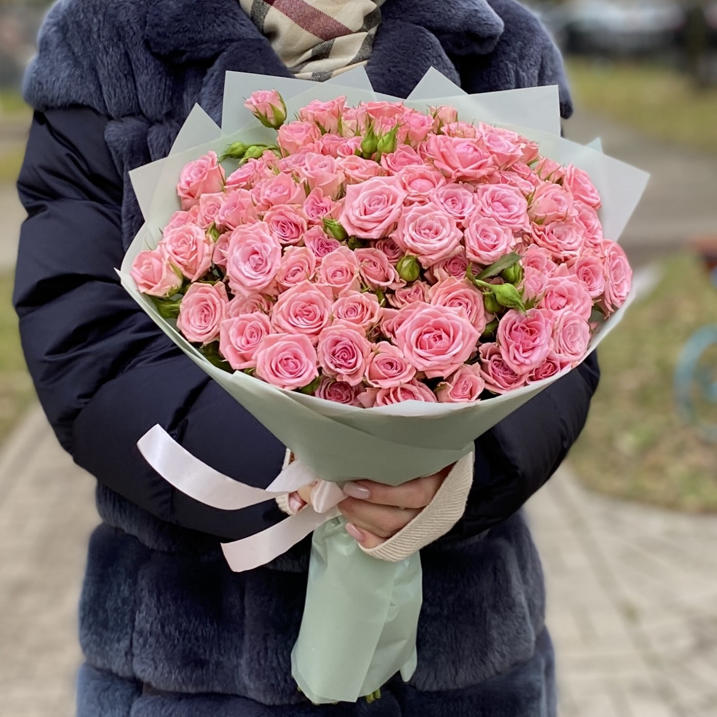 25 розовых кустовых роз Одилия 40см
