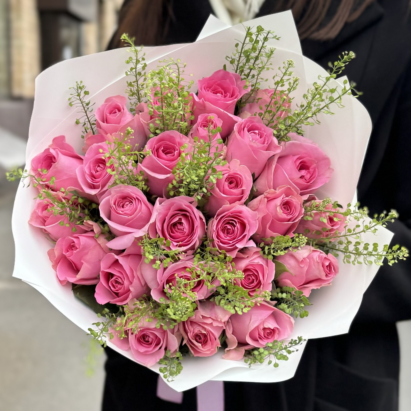 25 розовых роз с гринбелом