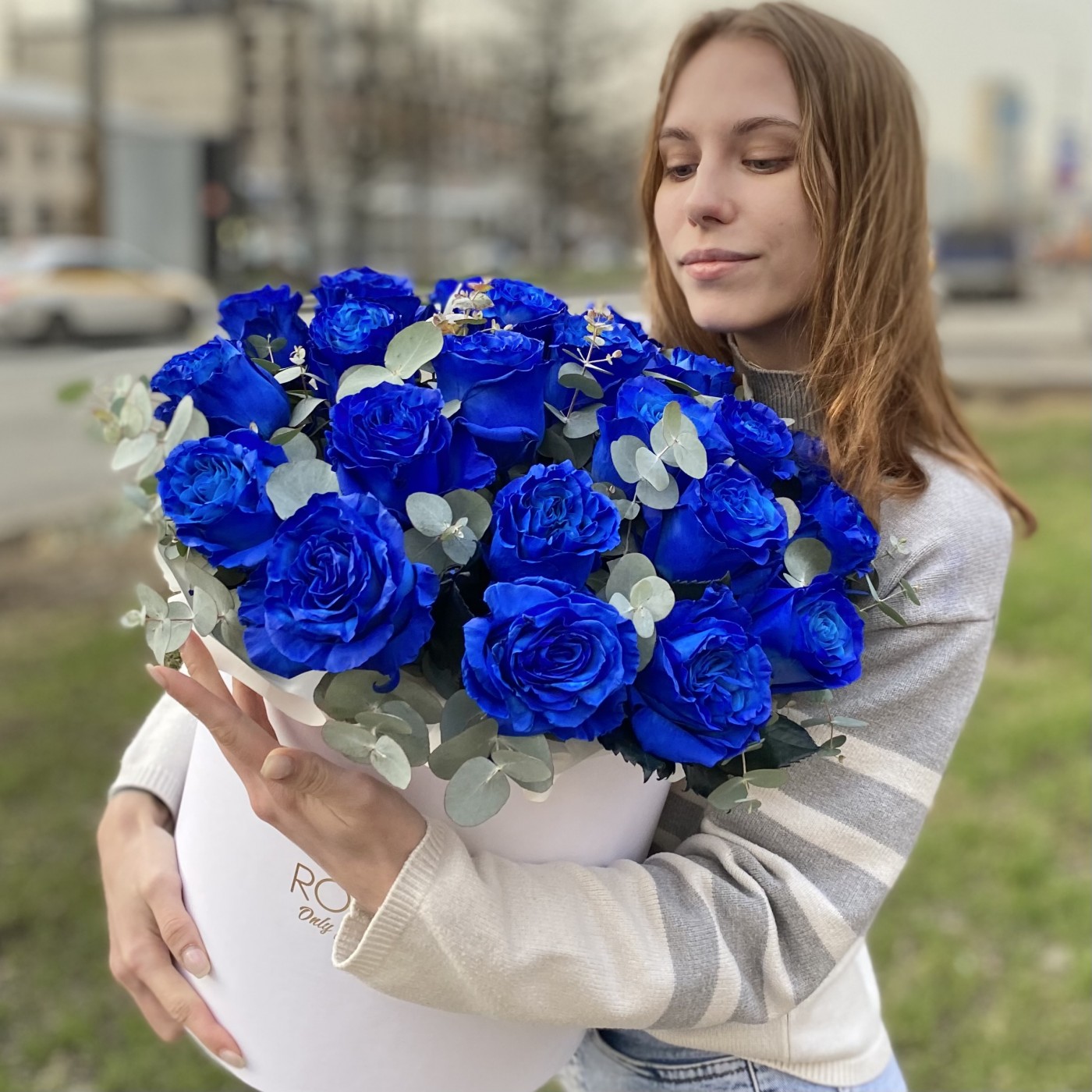 25 синих роз в коробке с эвкалиптом