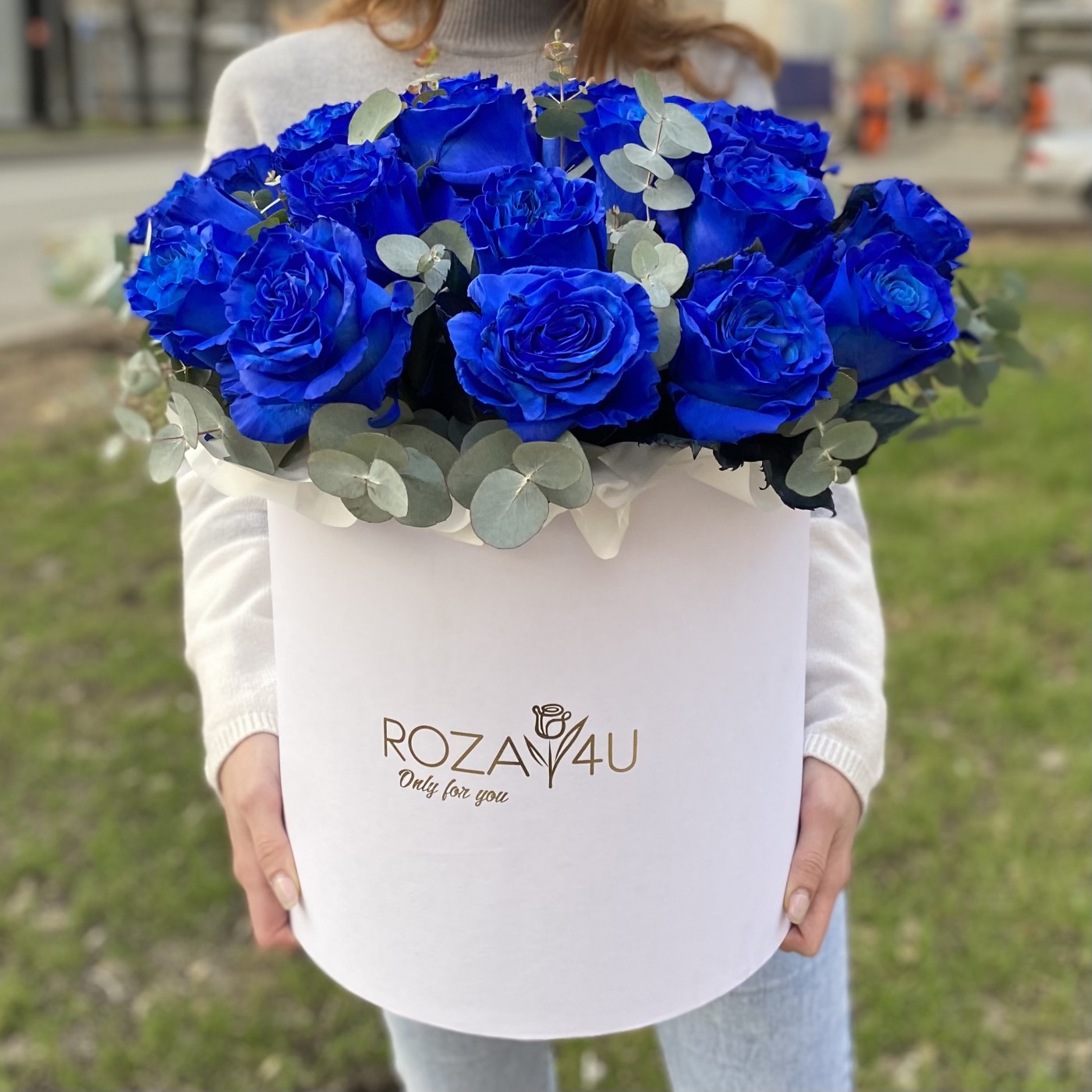 25 синих роз в коробке с эвкалиптом