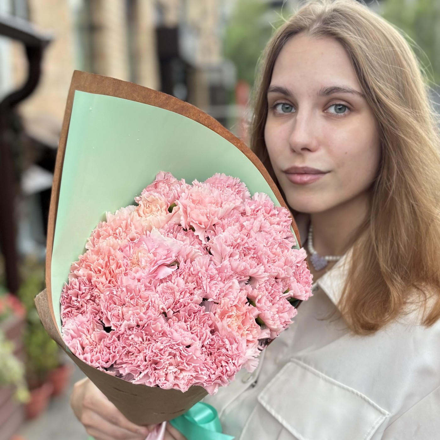 25 светло-розовых гвоздик