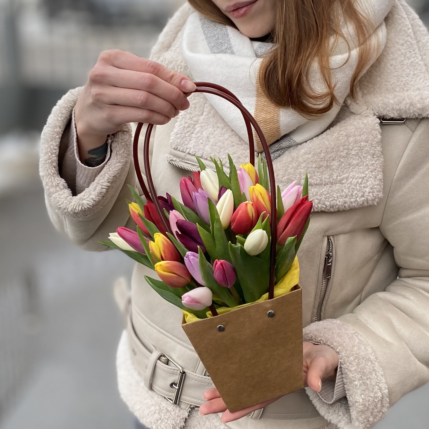 25 тюльпанов микс в сумочке