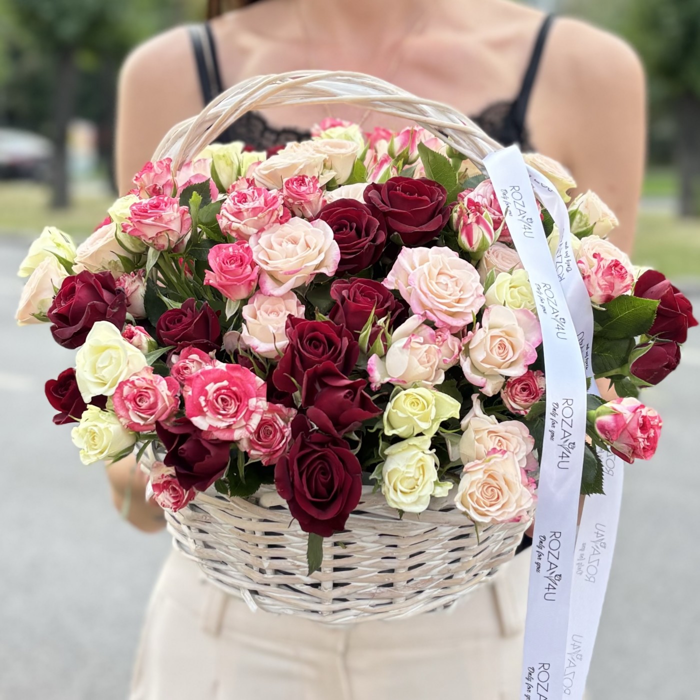 25 ярких кустовых роз в корзине