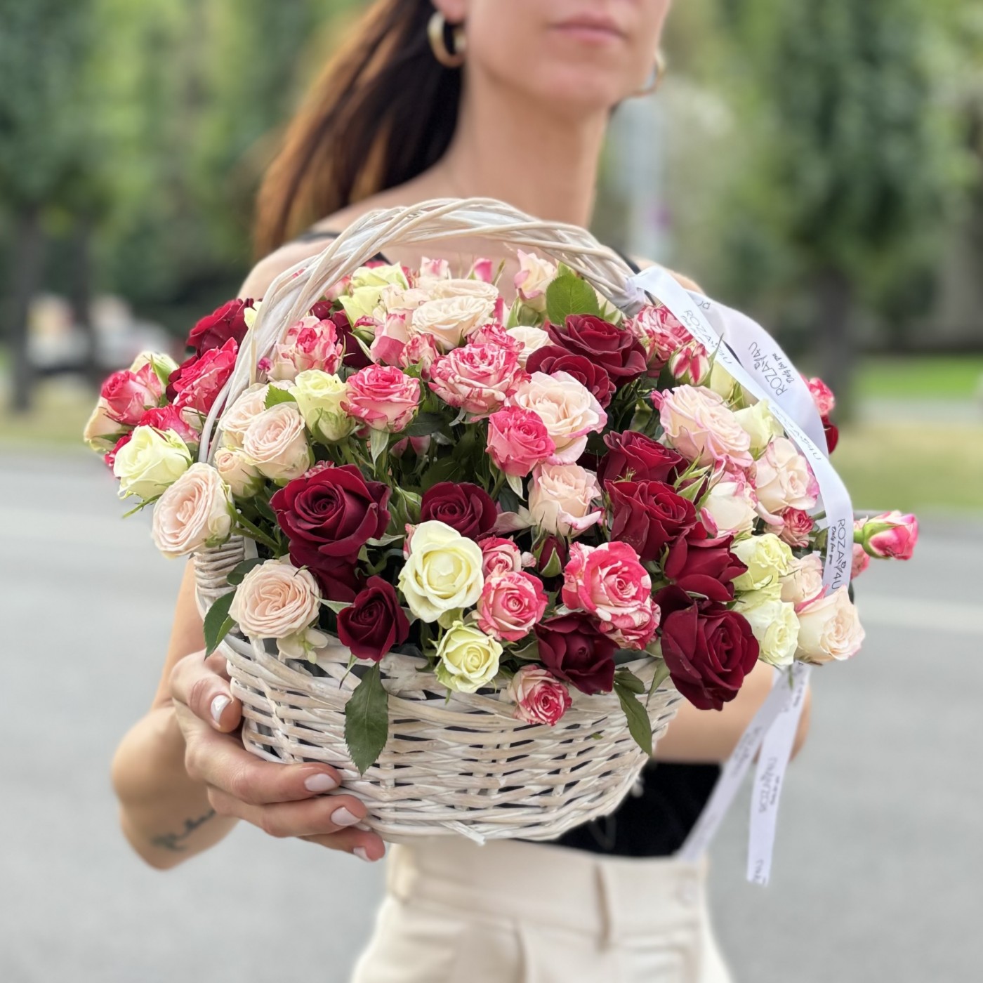 25 ярких кустовых роз в корзине