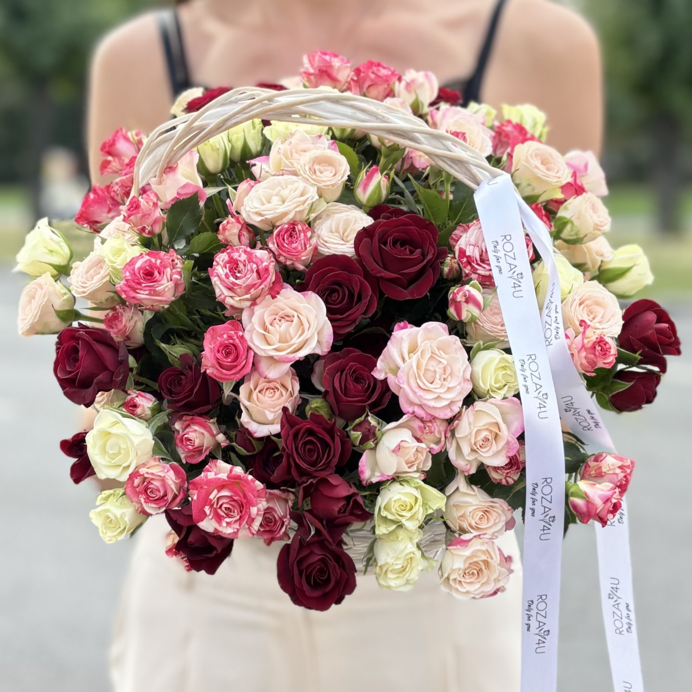 25 ярких кустовых роз в корзине