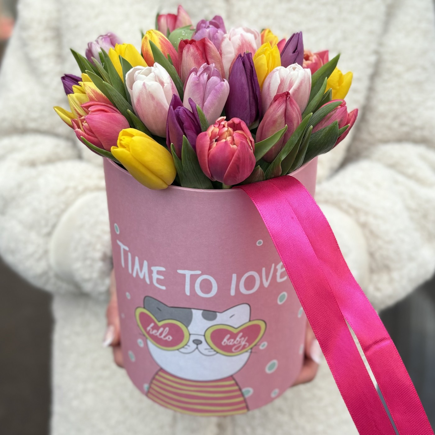 25 ярких тюльпанов в коробке с котиком
