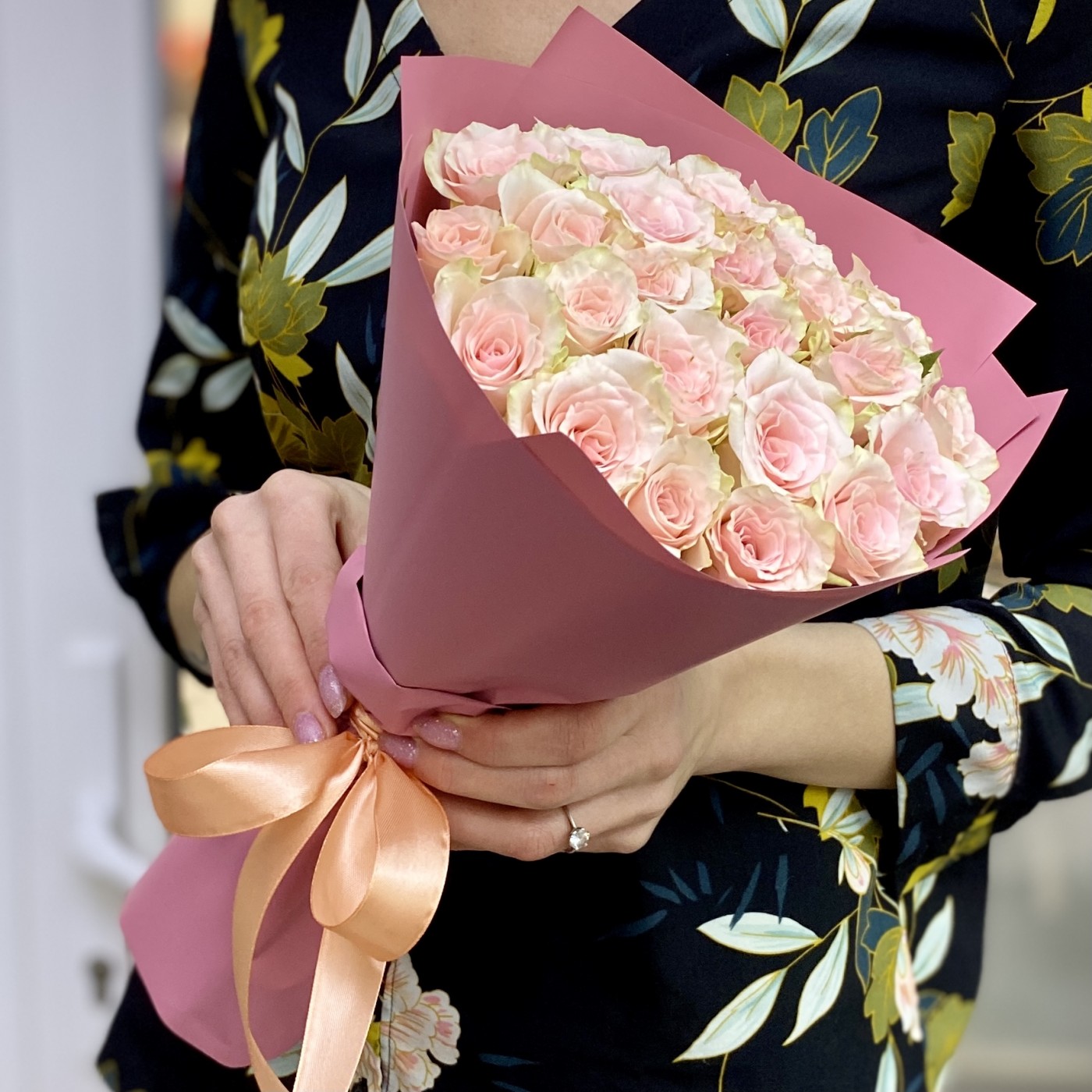 25 нежных роз Пинк Атена