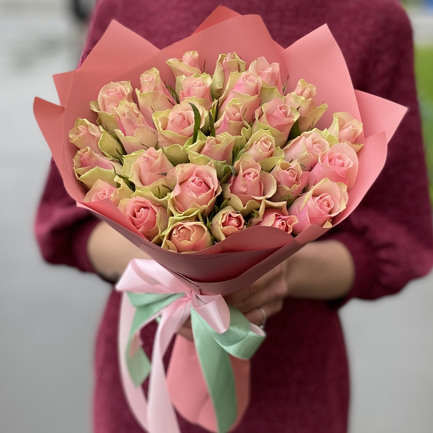 25 светло-розовых роз