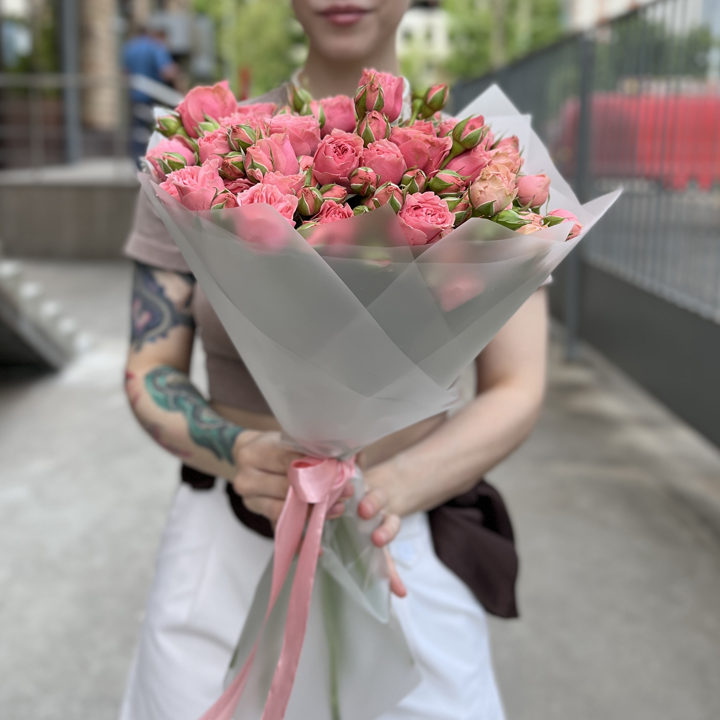 11 кустовых пионовидных роз Спешел Дайменшн 50см