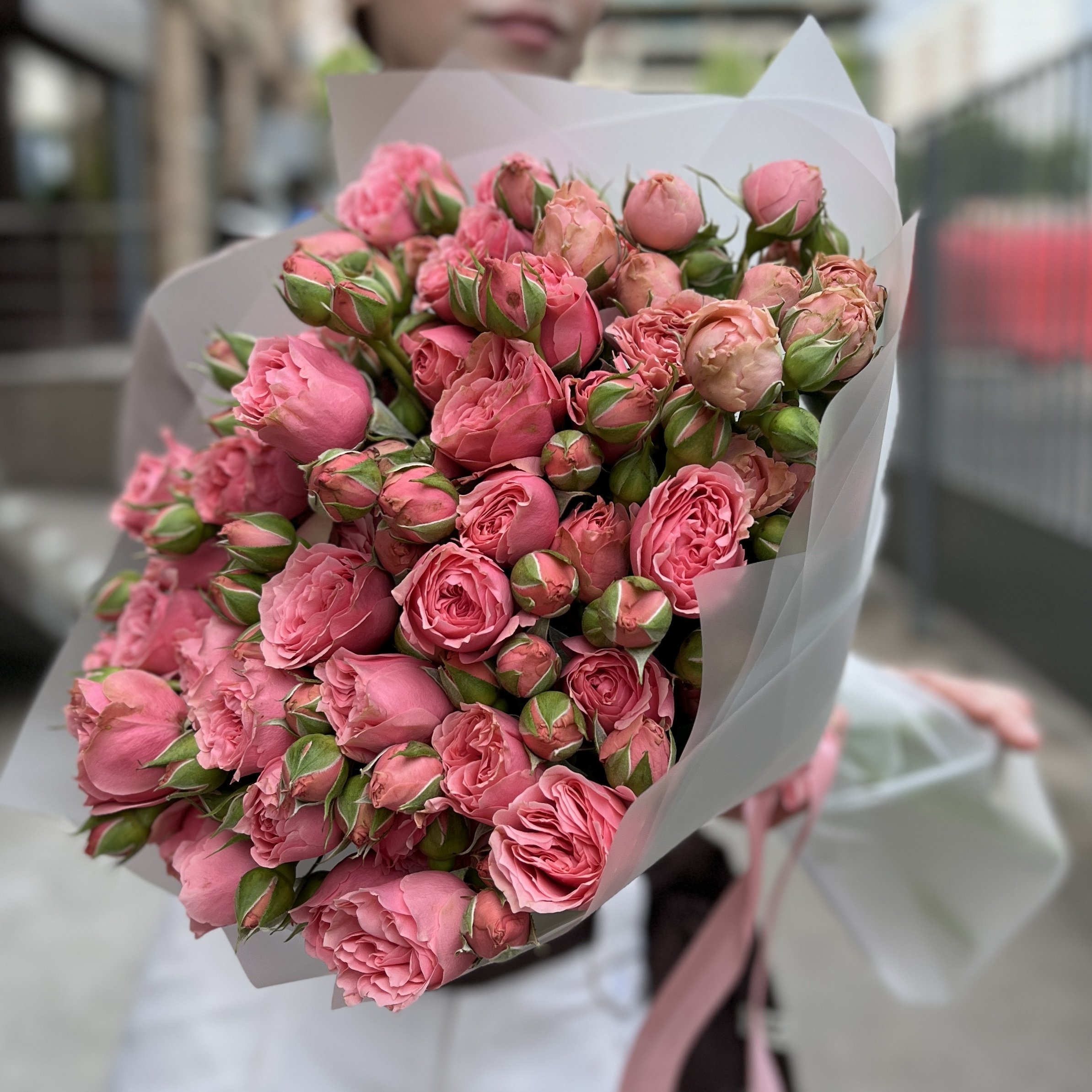 11 кустовых пионовидных роз Спешел Дайменшн 50см
