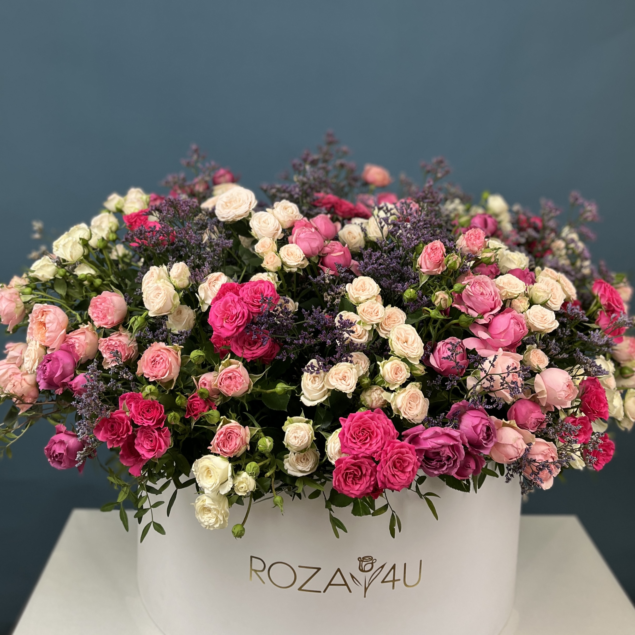 51 кустовая и пионовидная Роза с Лимониумом в коробке нежный MIX