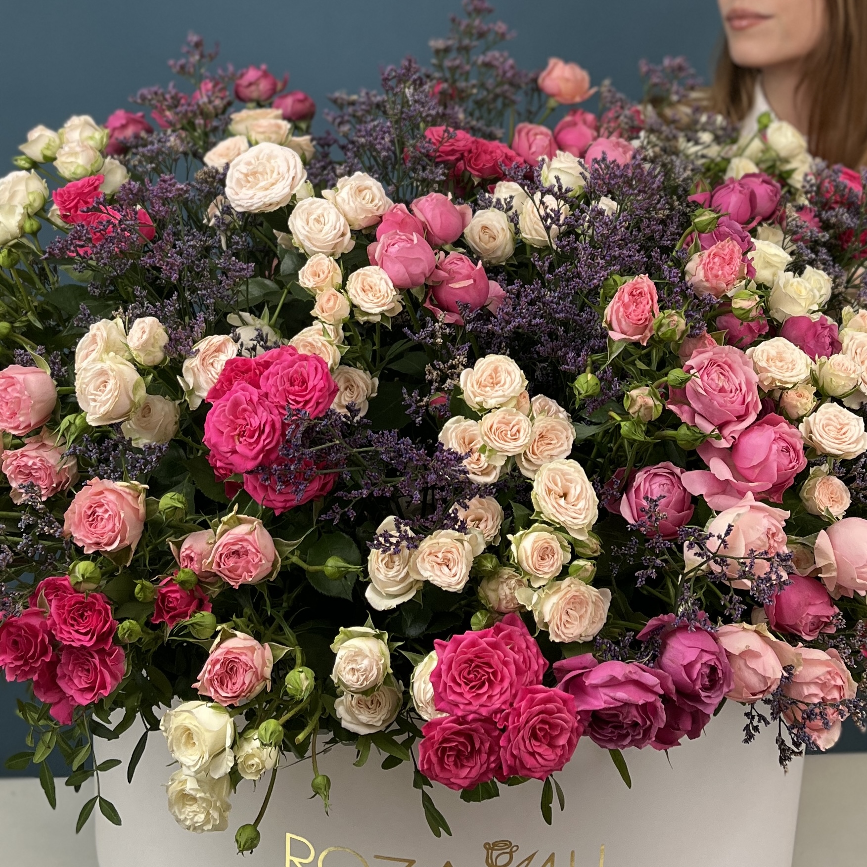 51 кустовая и пионовидная Роза с Лимониумом в коробке нежный MIX