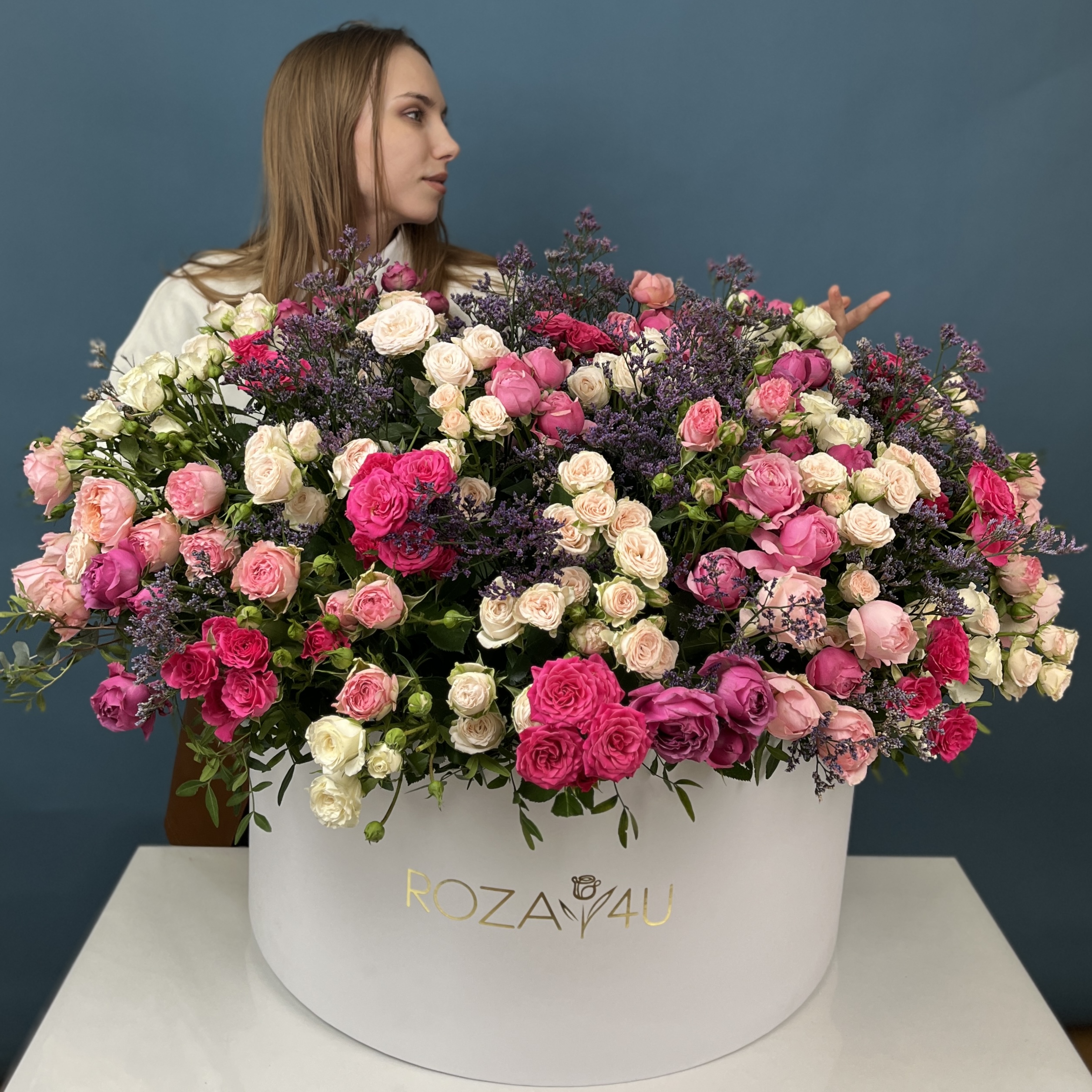 51 кустовая и пионовидная Роза с Лимониумом в коробке нежный MIX