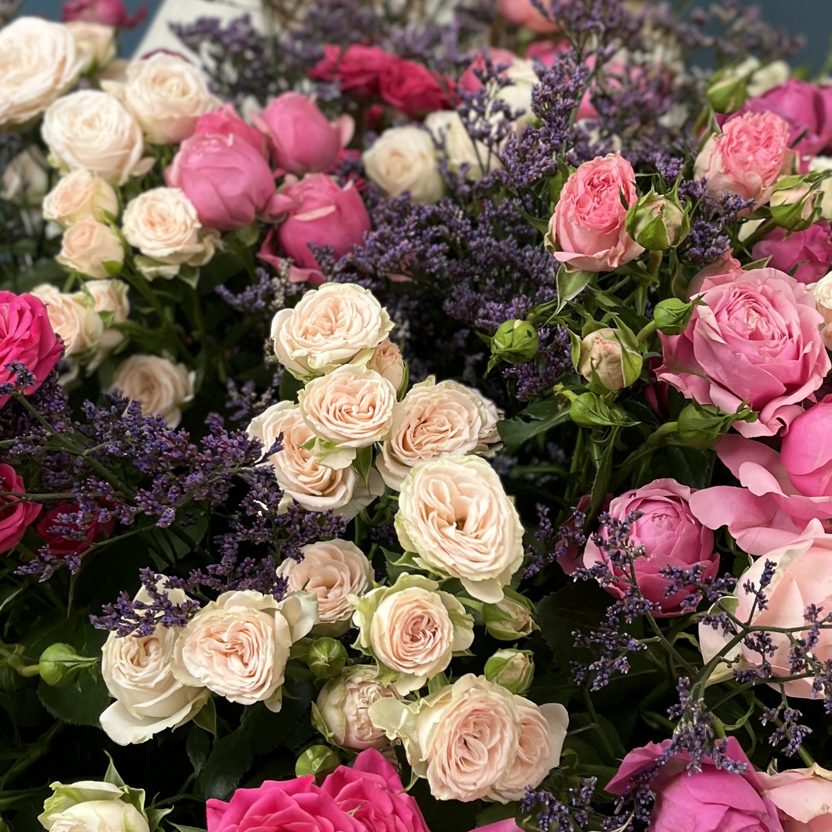 51 кустовая и пионовидная Роза с Лимониумом в коробке нежный MIX