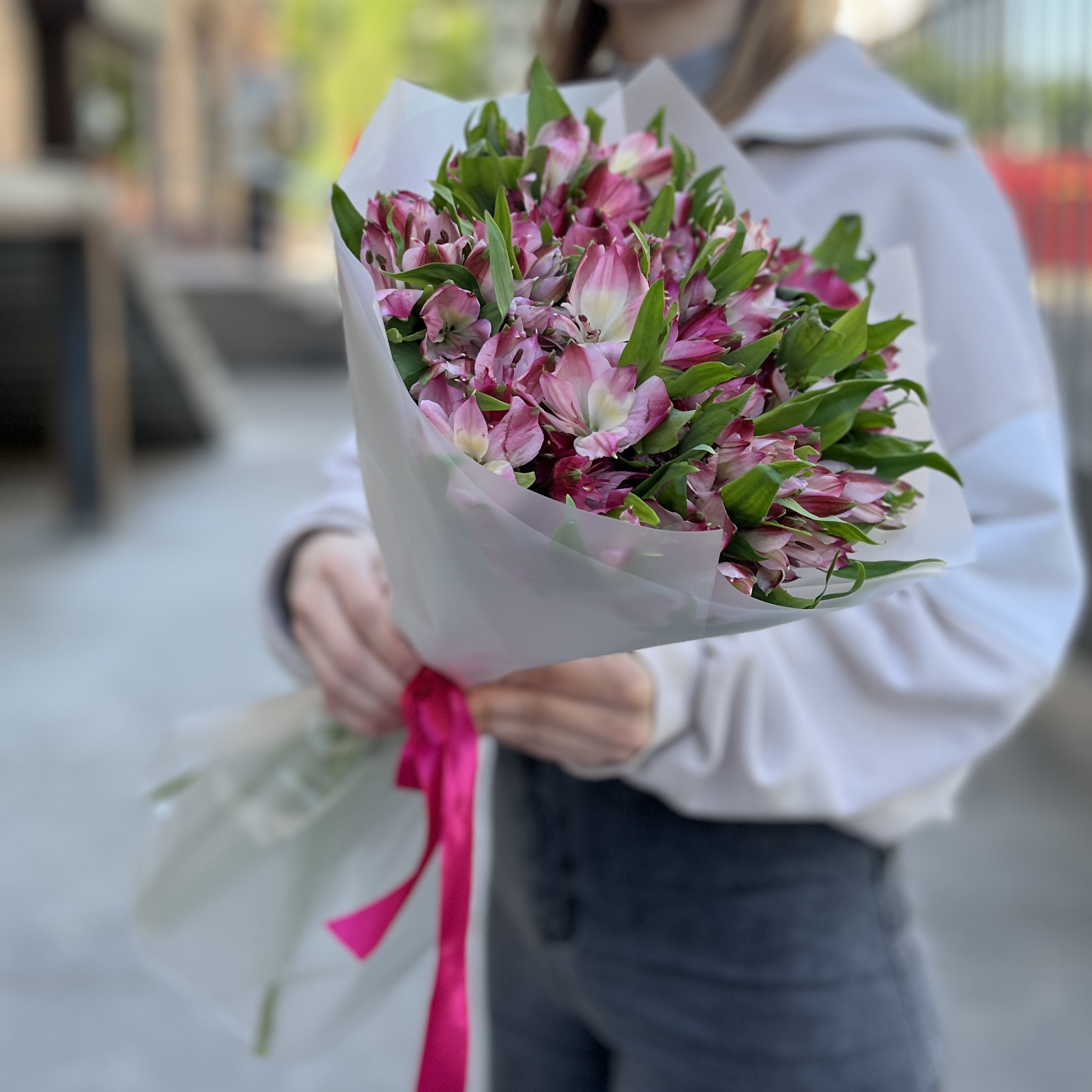 15 малиновых альстромерий