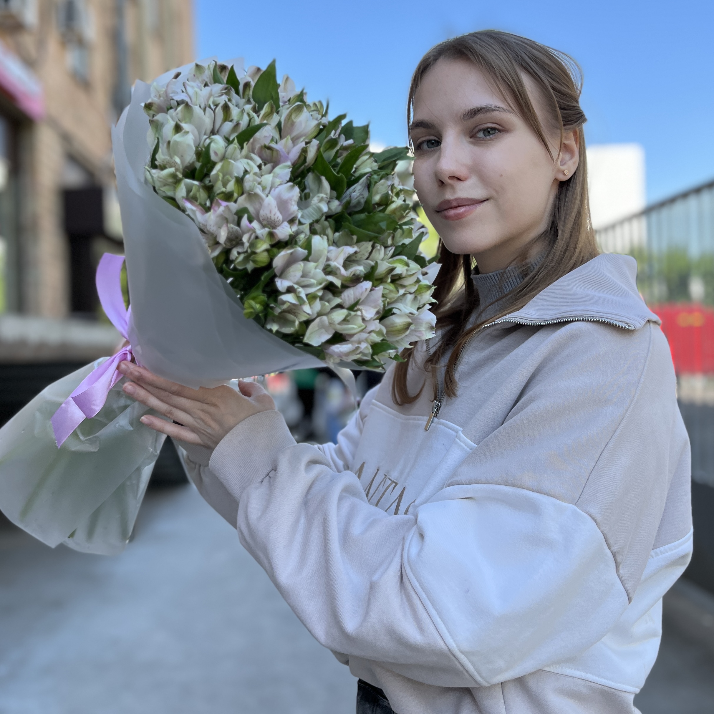 35 бело-фиолетовых альстромерий