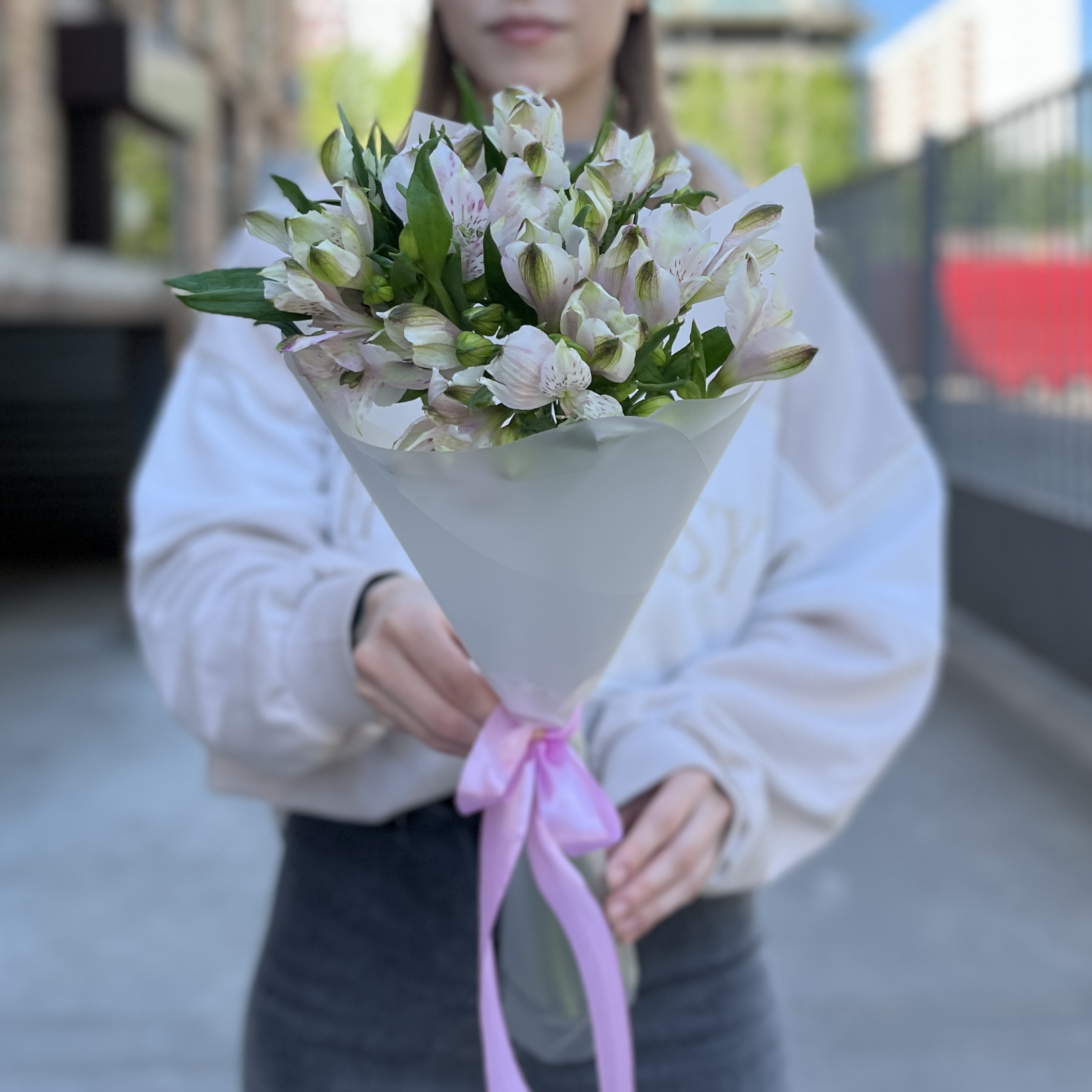 7 бело-фиолетовых альстромерий