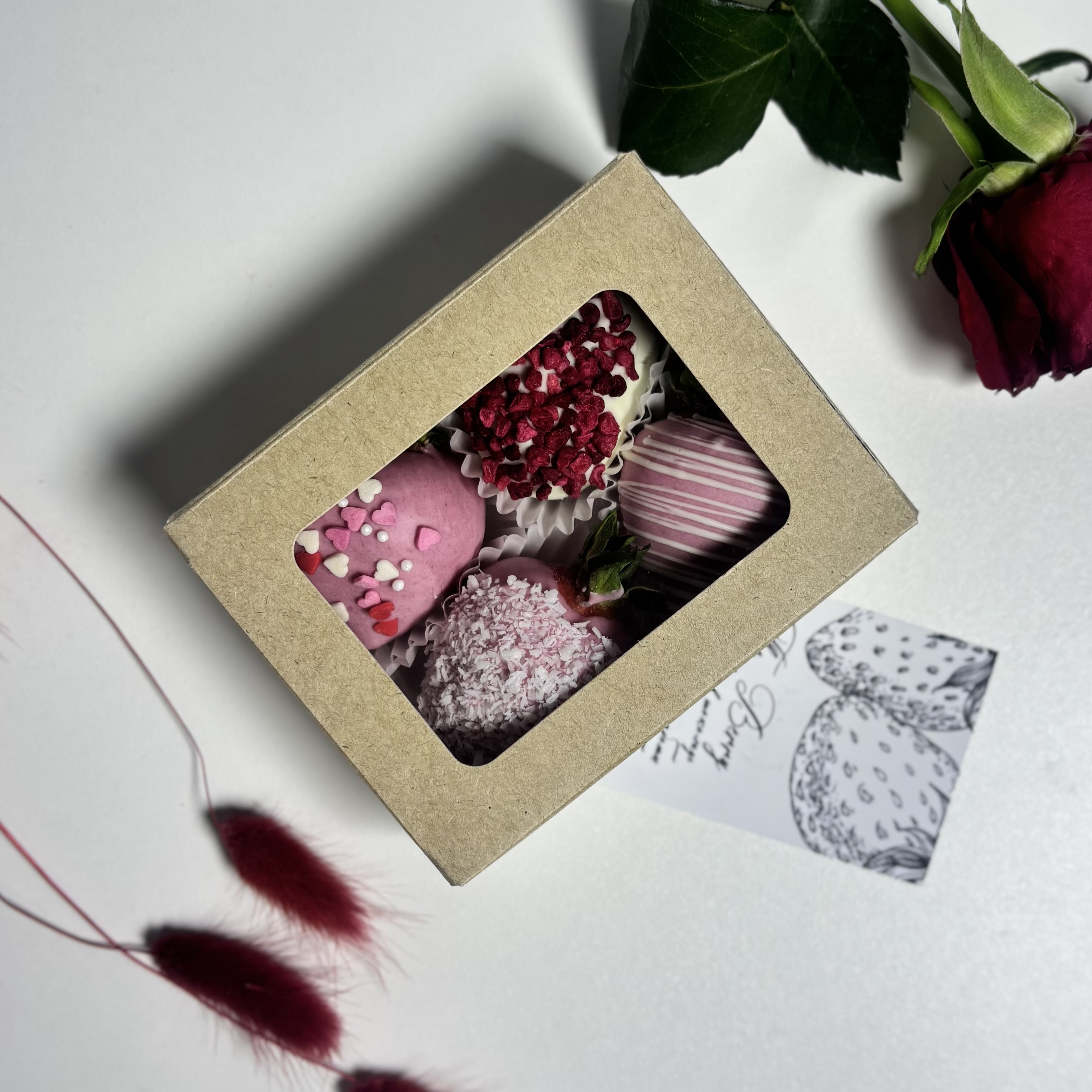 Клубника в розовом шоколаде 4 штуки