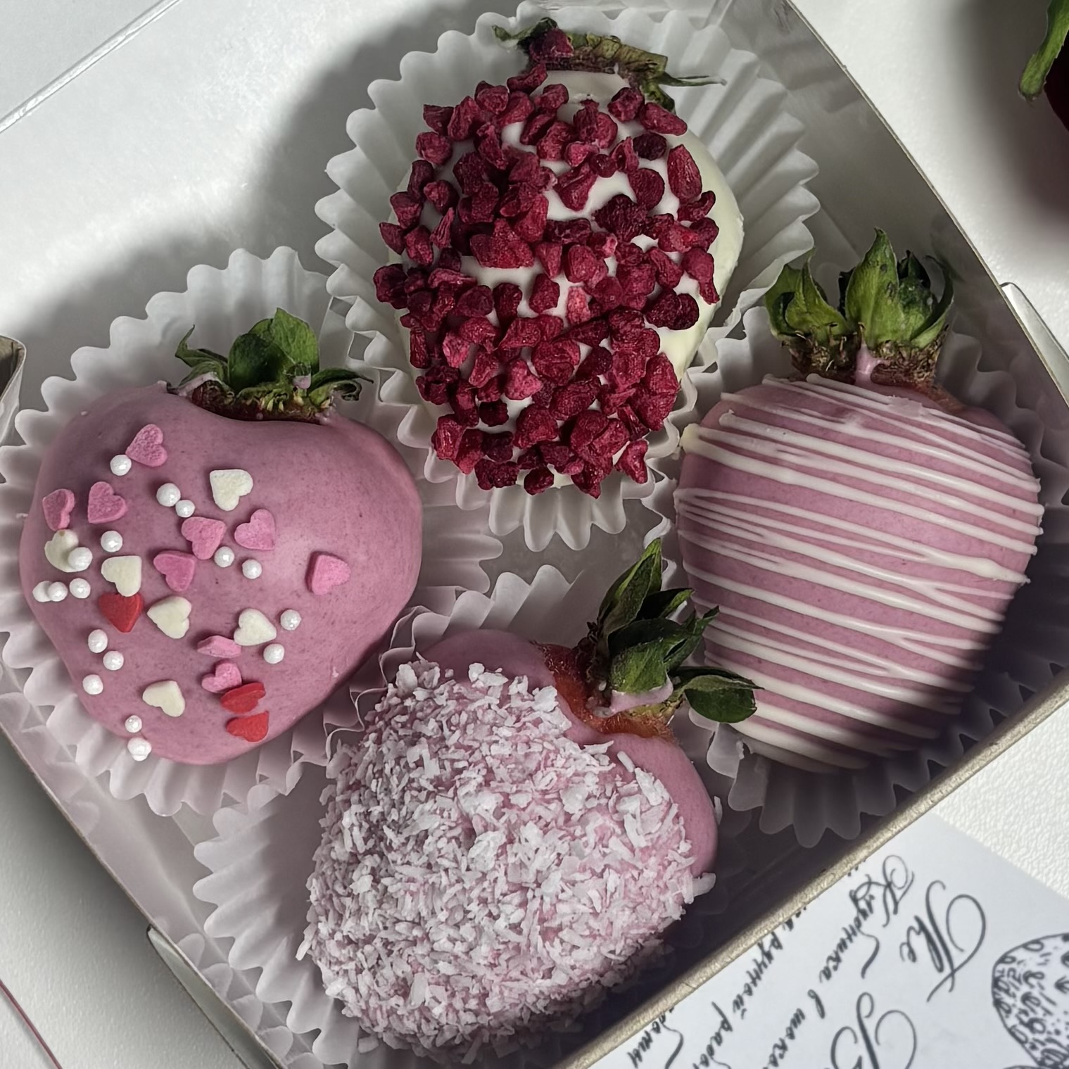 Клубника в розовом шоколаде 4 штуки