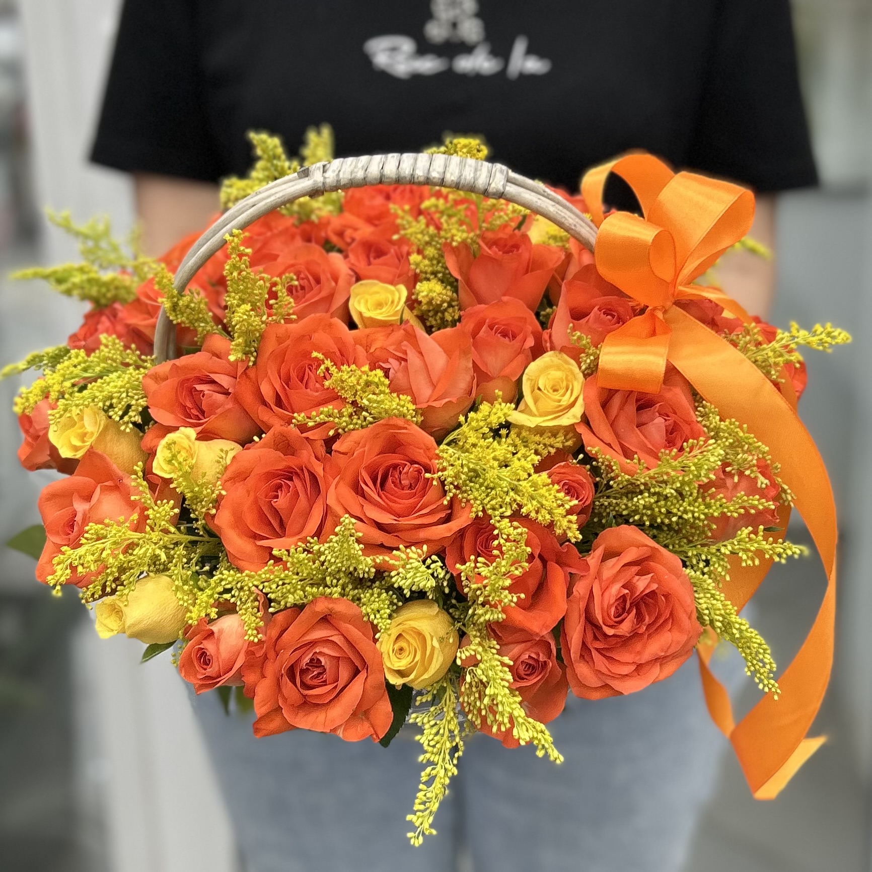 51 желтая и оранжевая роза с солидаго в корзине