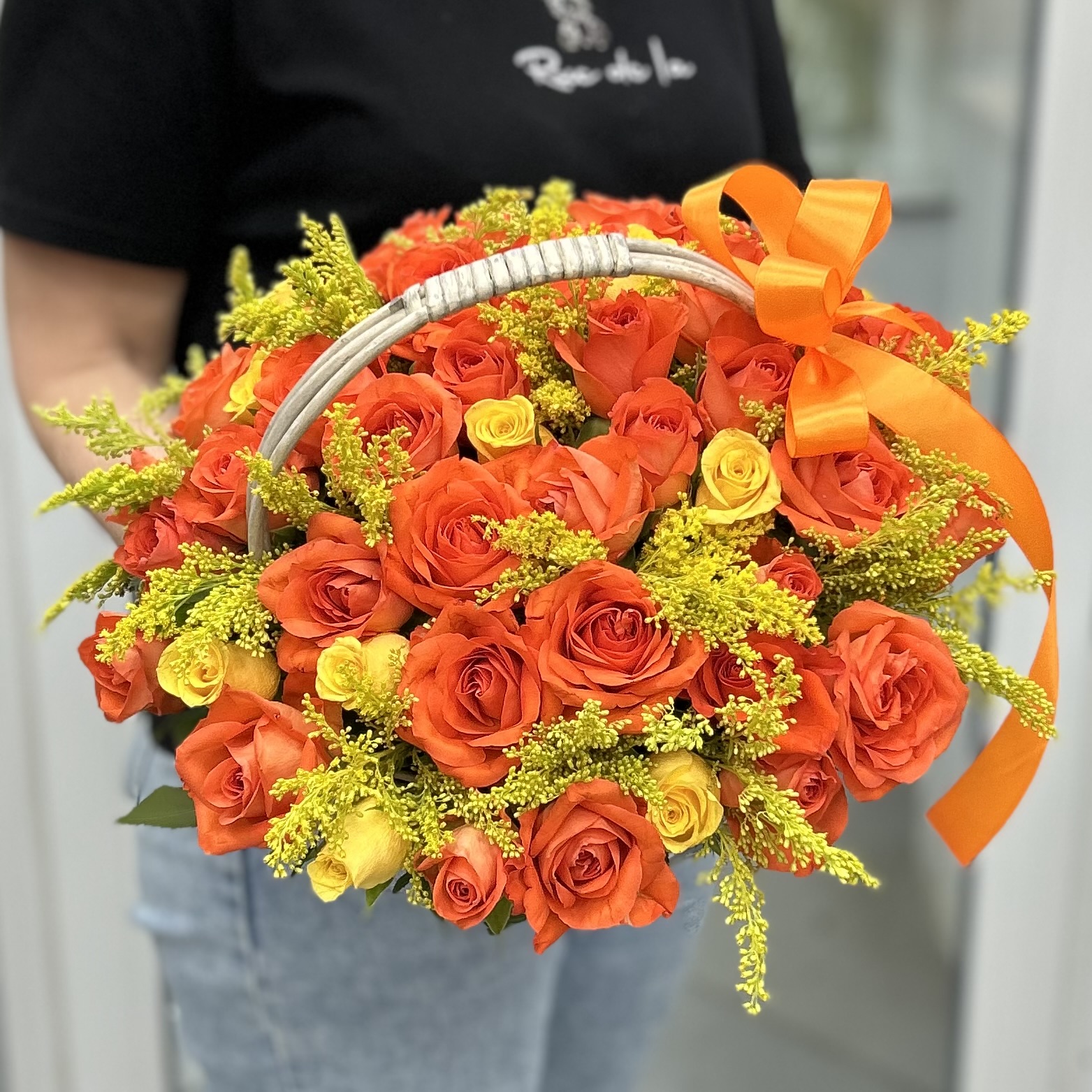 51 желтая и оранжевая роза с солидаго в корзине