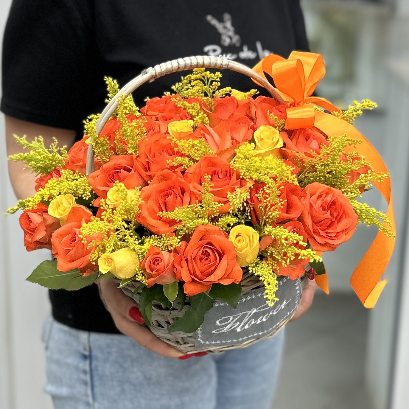 51 желтая и оранжевая роза с солидаго в корзине