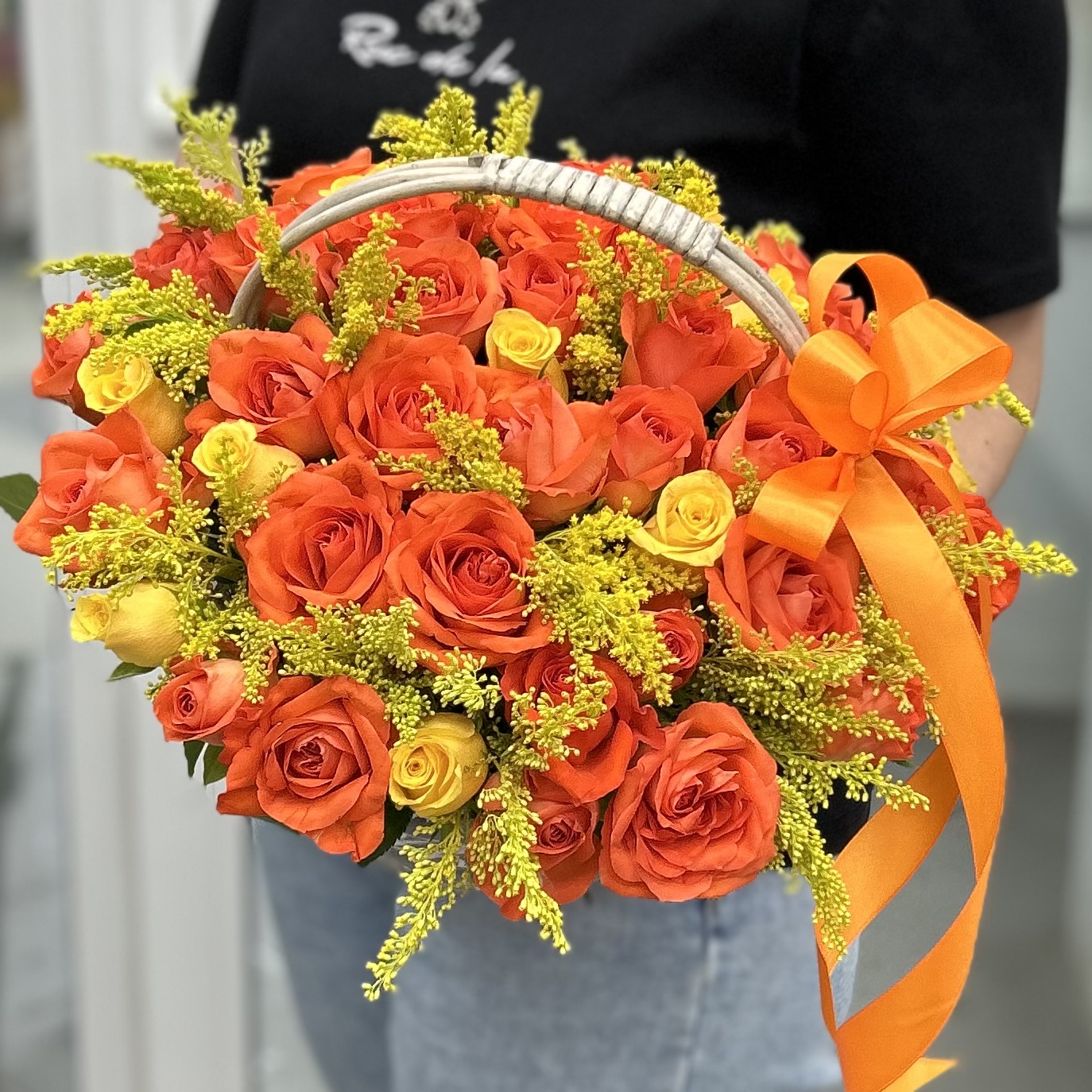 51 желтая и оранжевая роза с солидаго в корзине