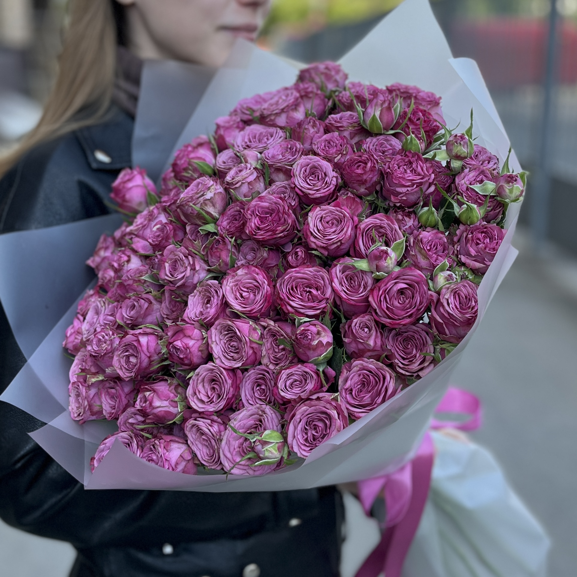 25 кустовых пионовидных роз Пурпл Куин 60 см