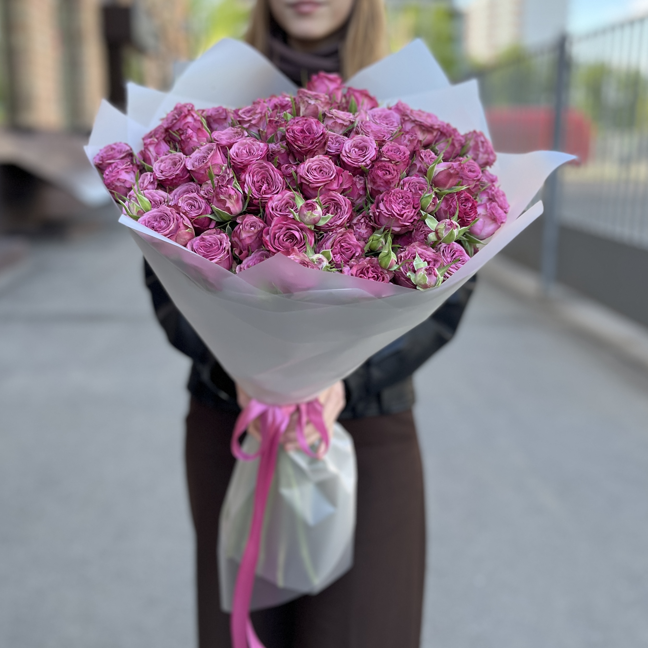 25 кустовых пионовидных роз Пурпл Куин 60 см