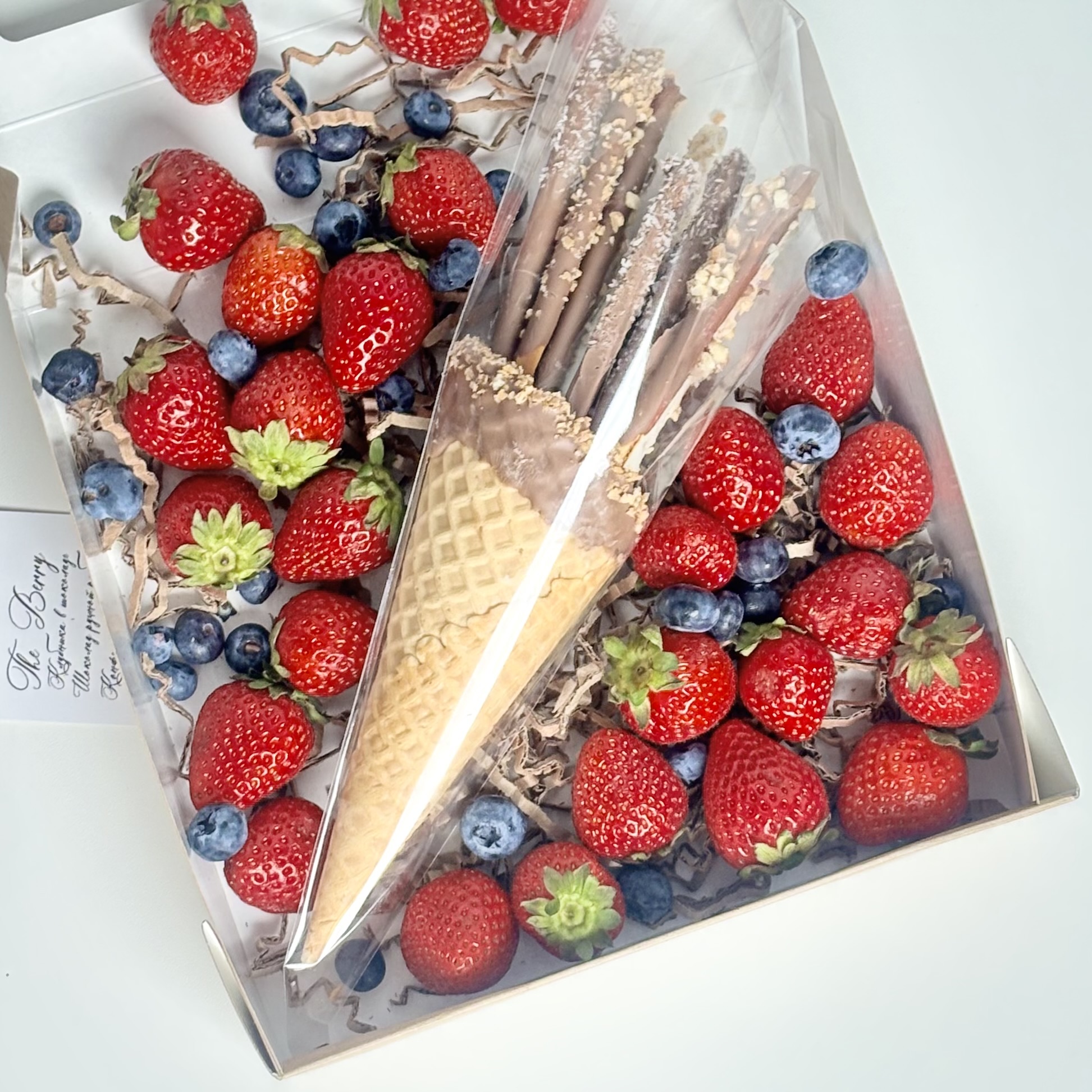 Сладкий набор из ягод и соломки в молочном шоколаде