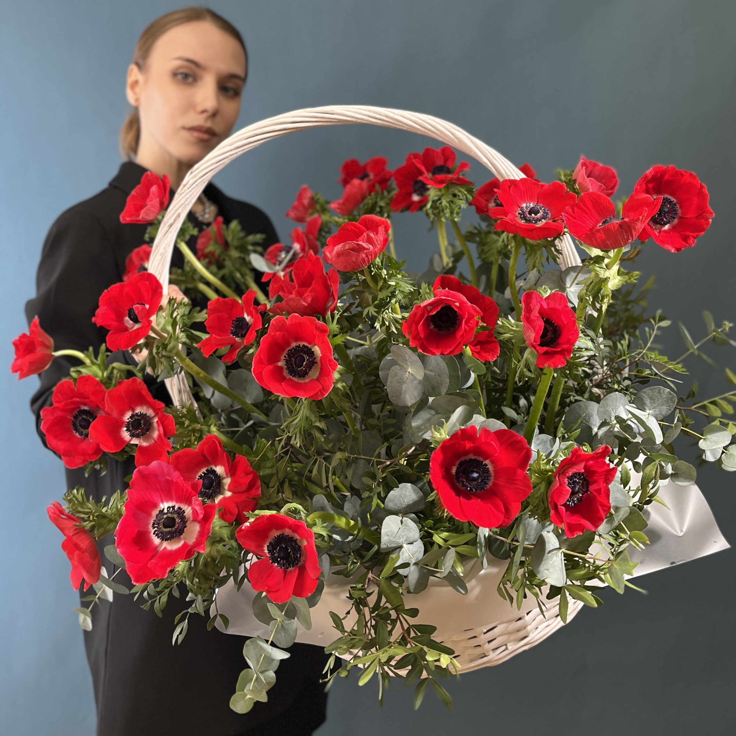 35 красных анемонов в корзине