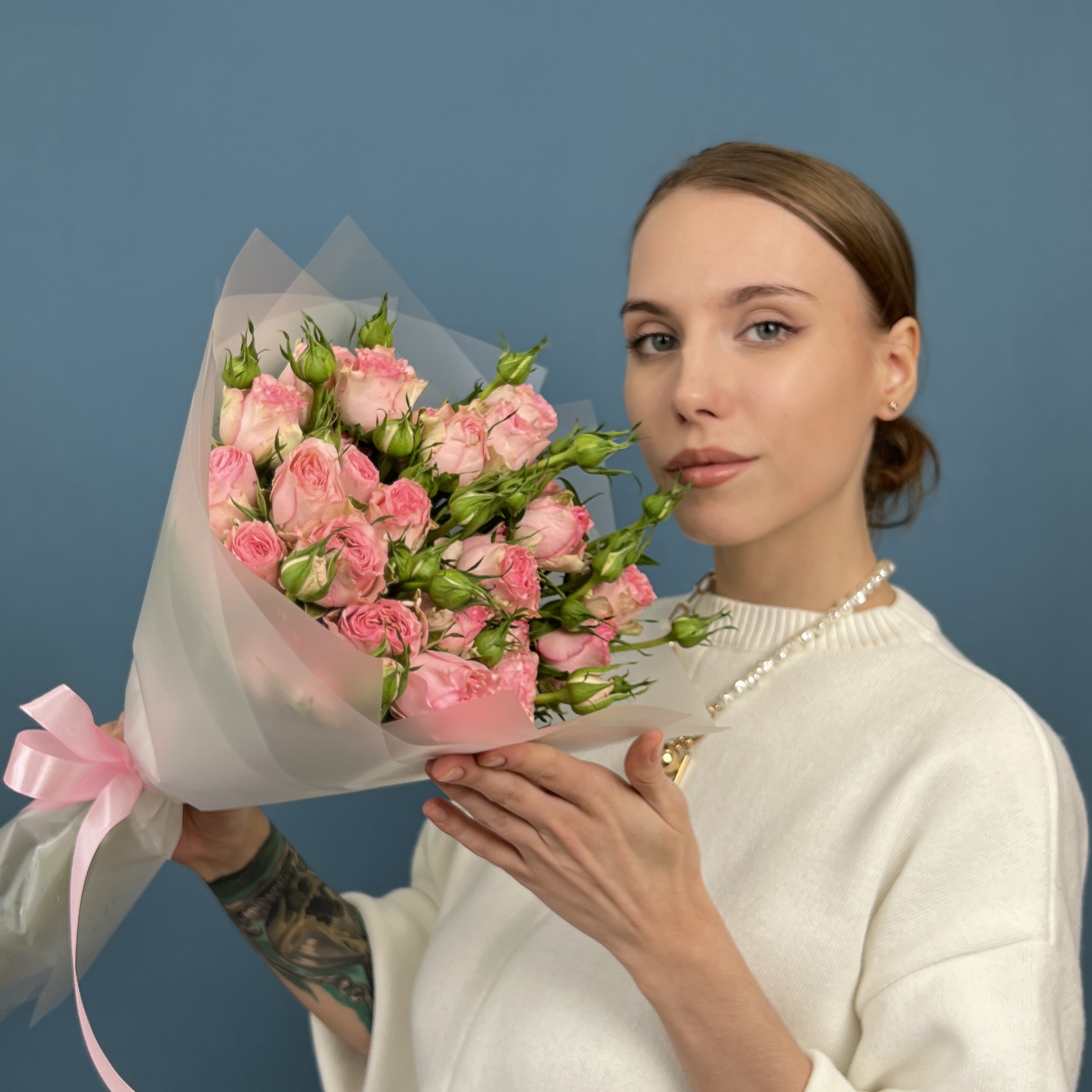 7 кустовых пионовидных роз Фенси Блоссом 50 см