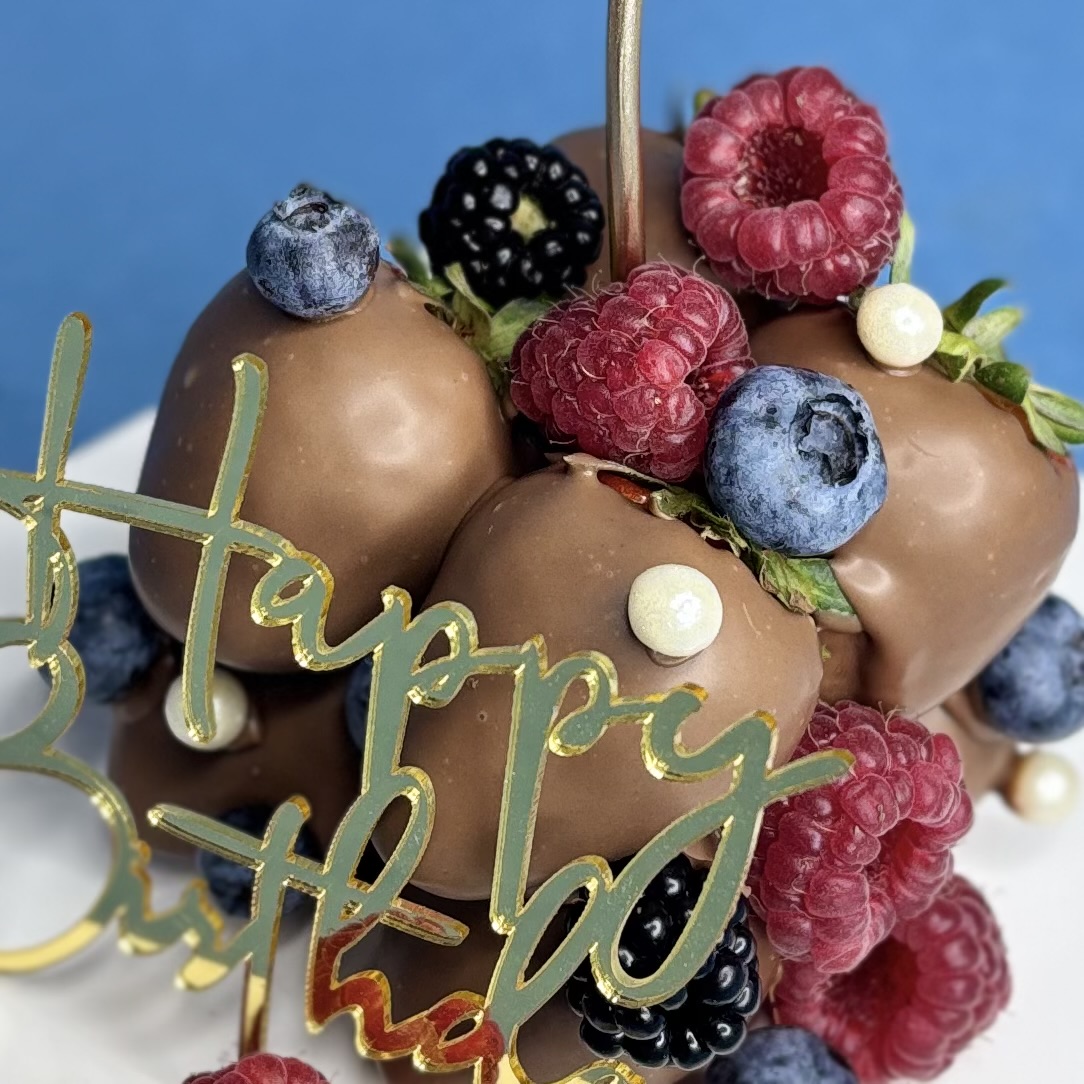 Торт из клубники в шоколаде малина голубика и ежевика