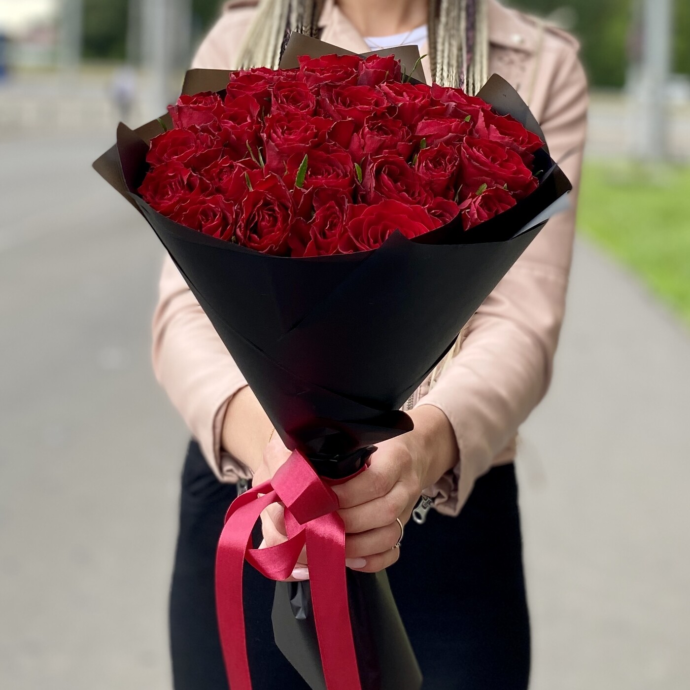 Красные розы в черной упаковке