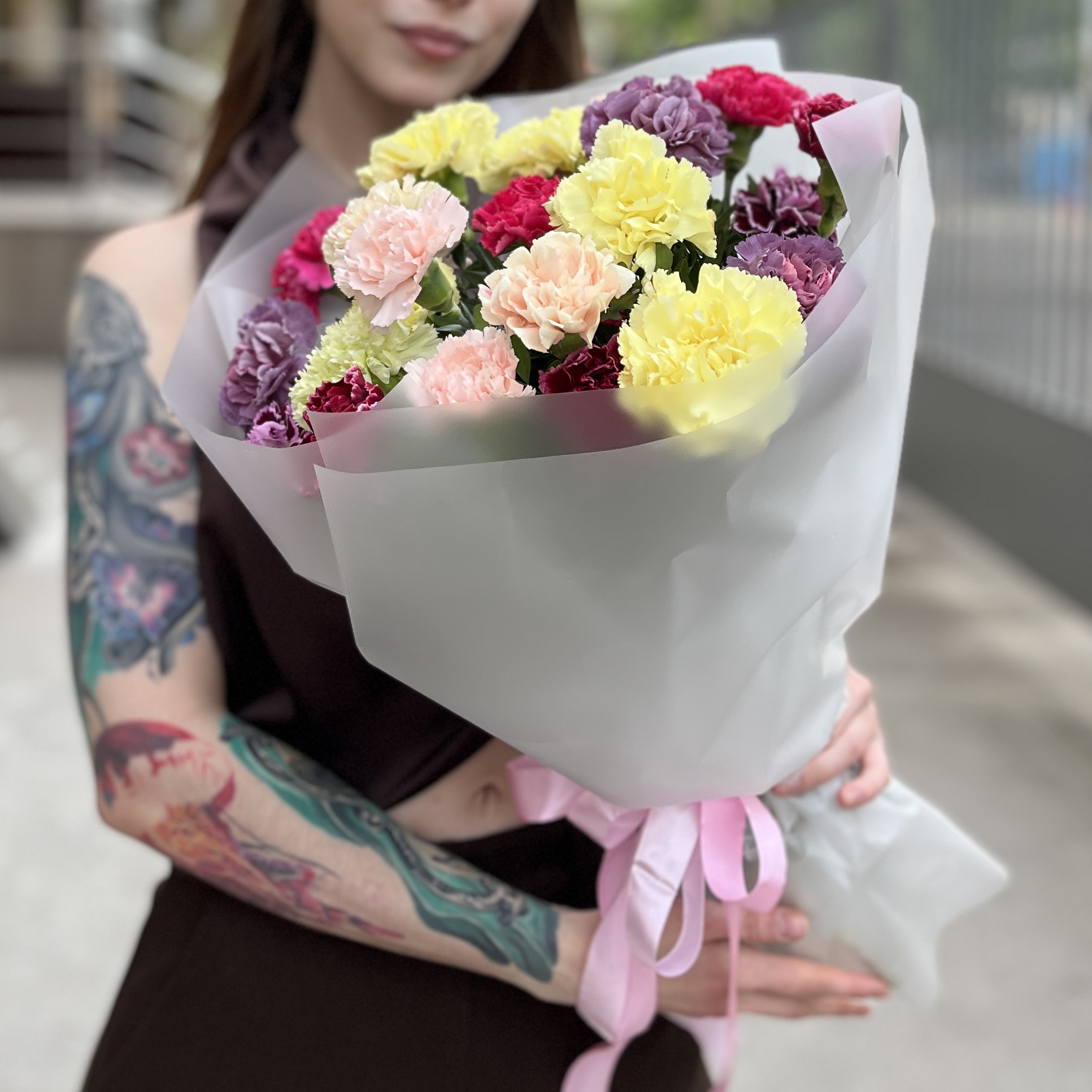 25 ярких праздничных гвоздик MIX