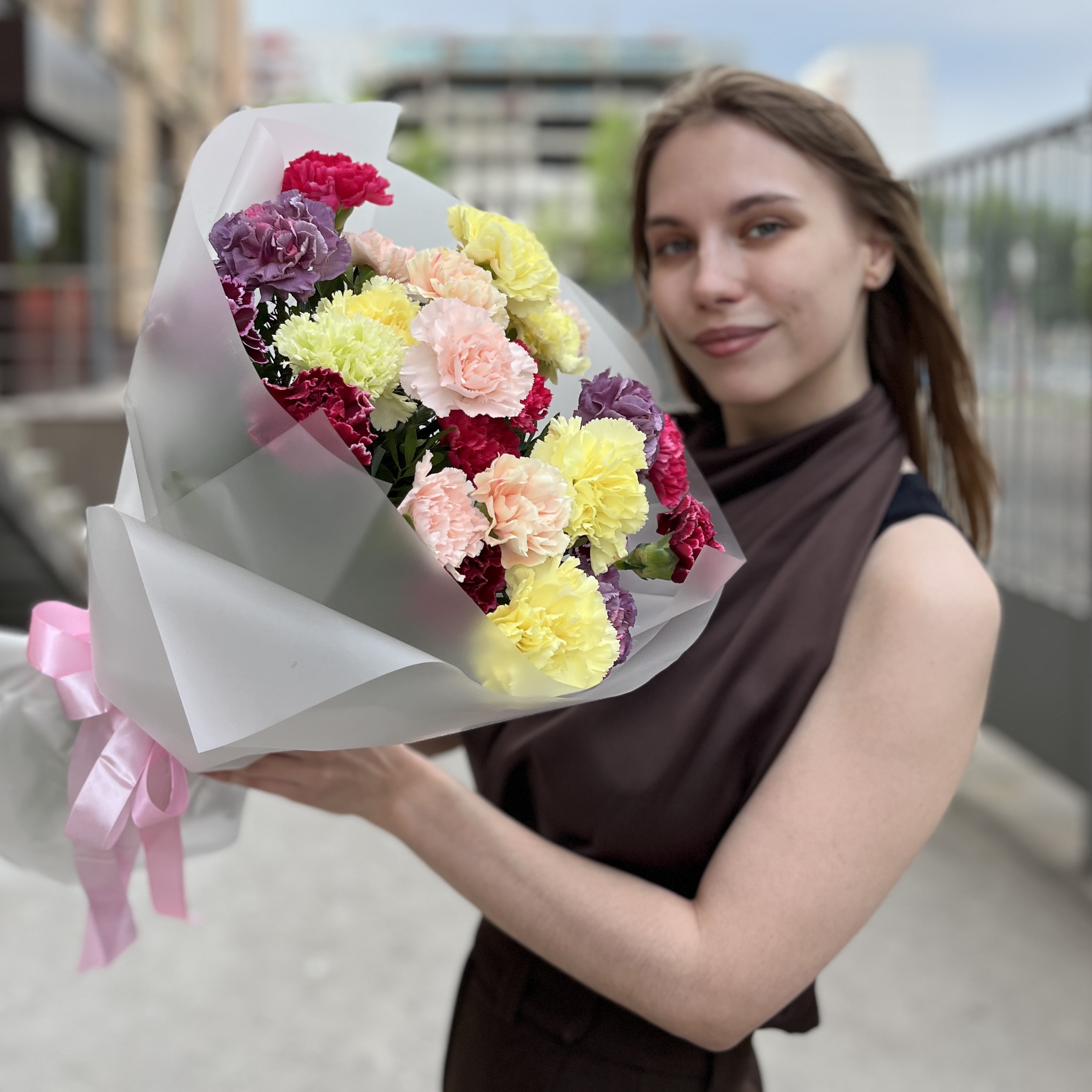 25 ярких праздничных гвоздик MIX