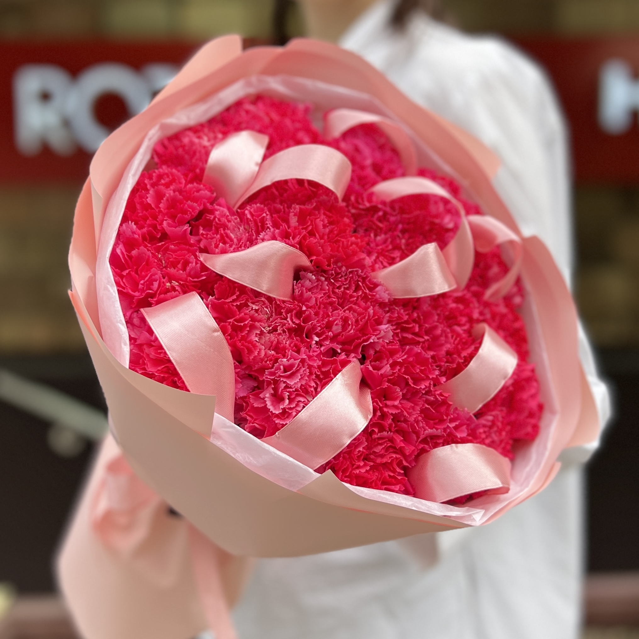 29 малиновых гвоздик