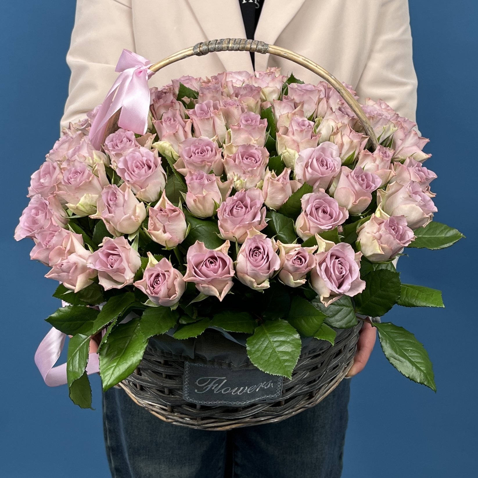 101 сиреневая роза Мемори Лейн в корзине