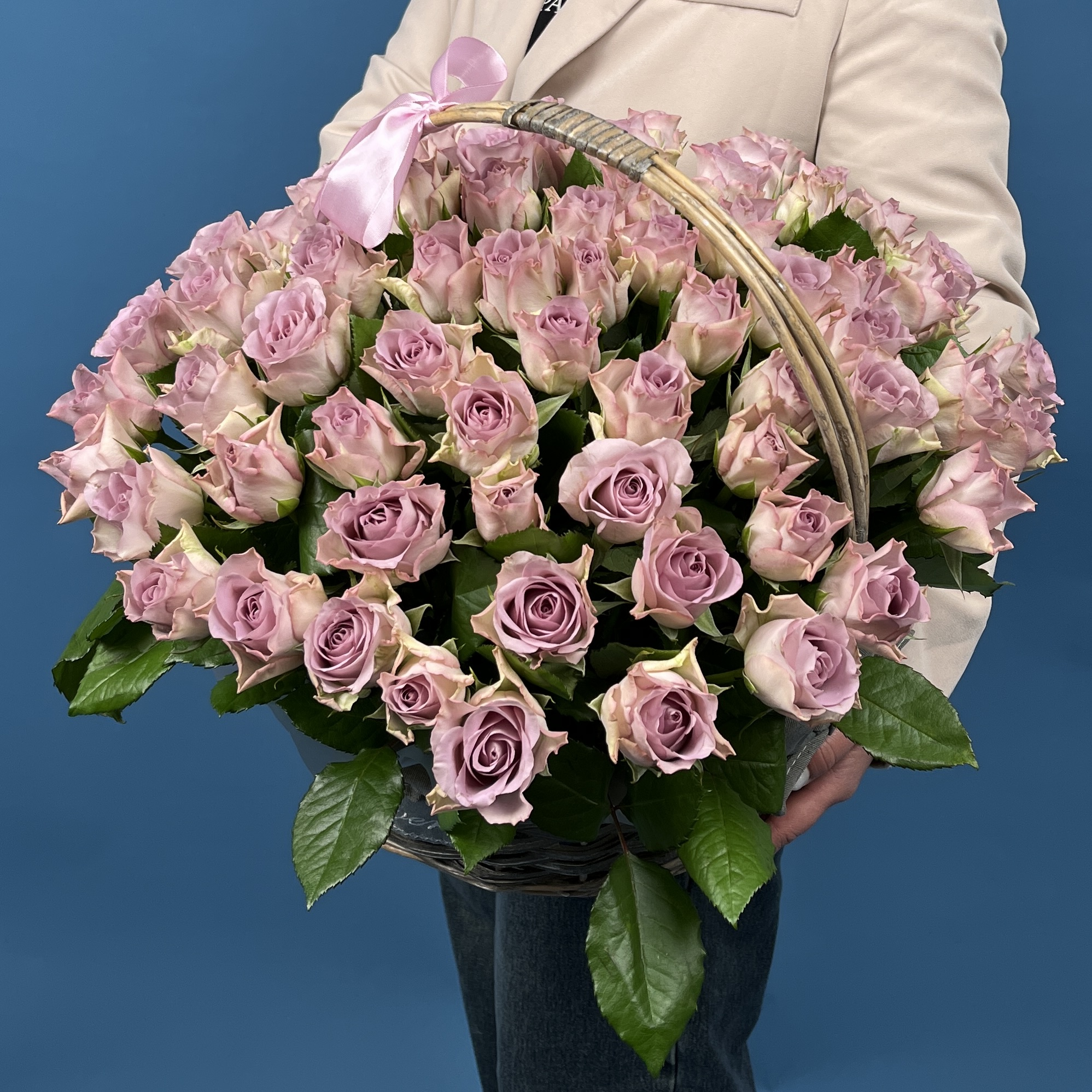 101 сиреневая роза Мемори Лейн в корзине