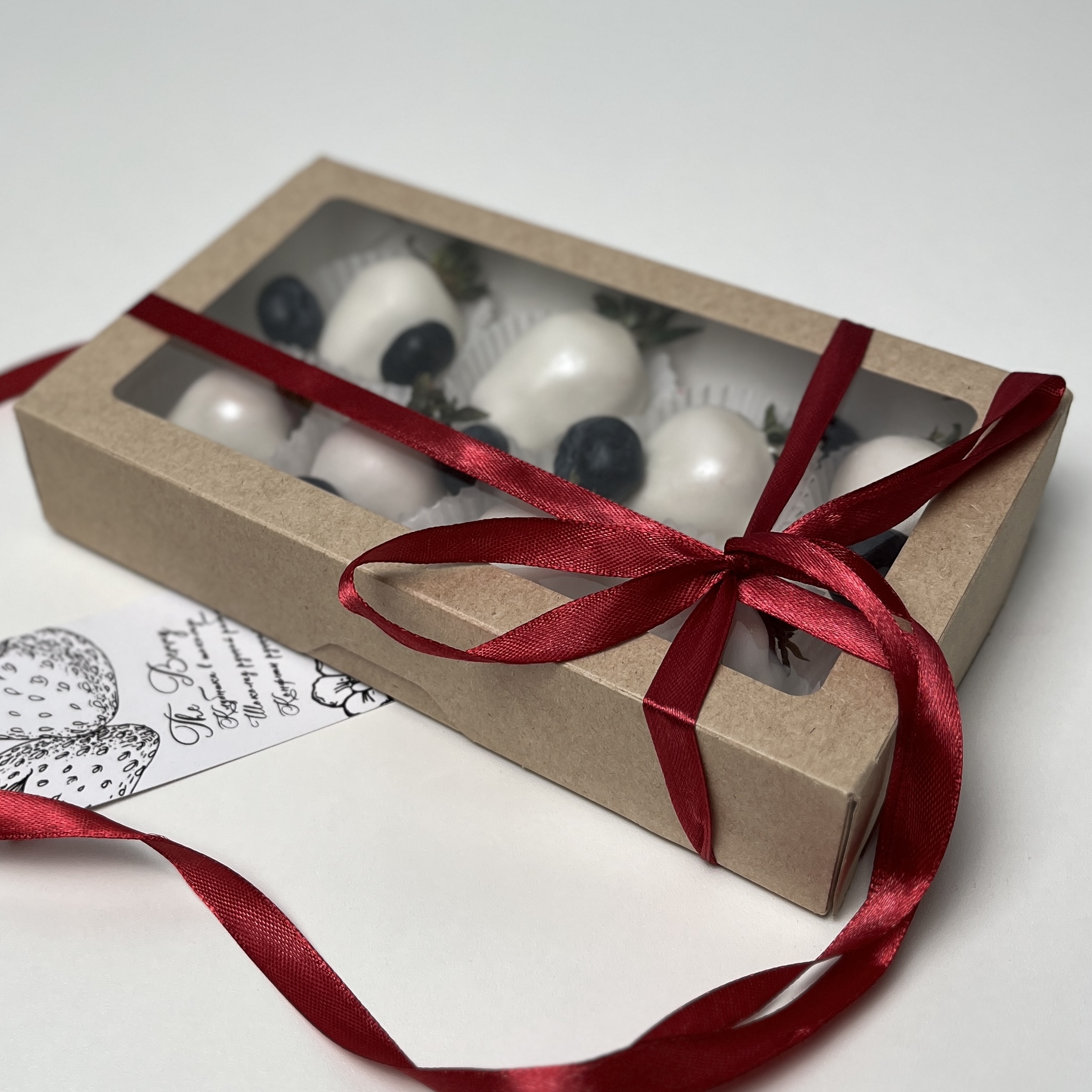 Клубника в белом шоколаде Классика с голубикой 8 ягод