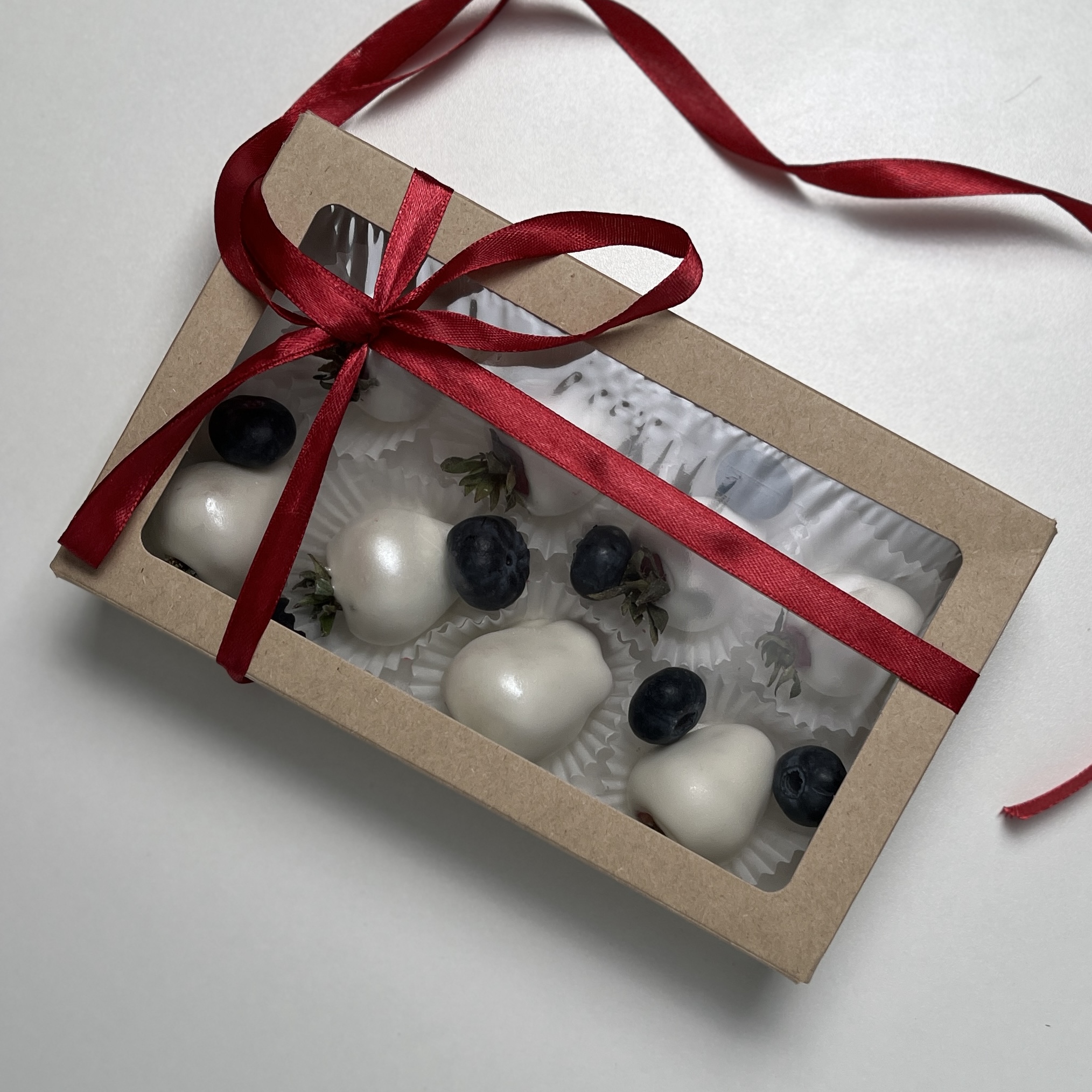 Клубника в белом шоколаде Классика с голубикой 8 ягод