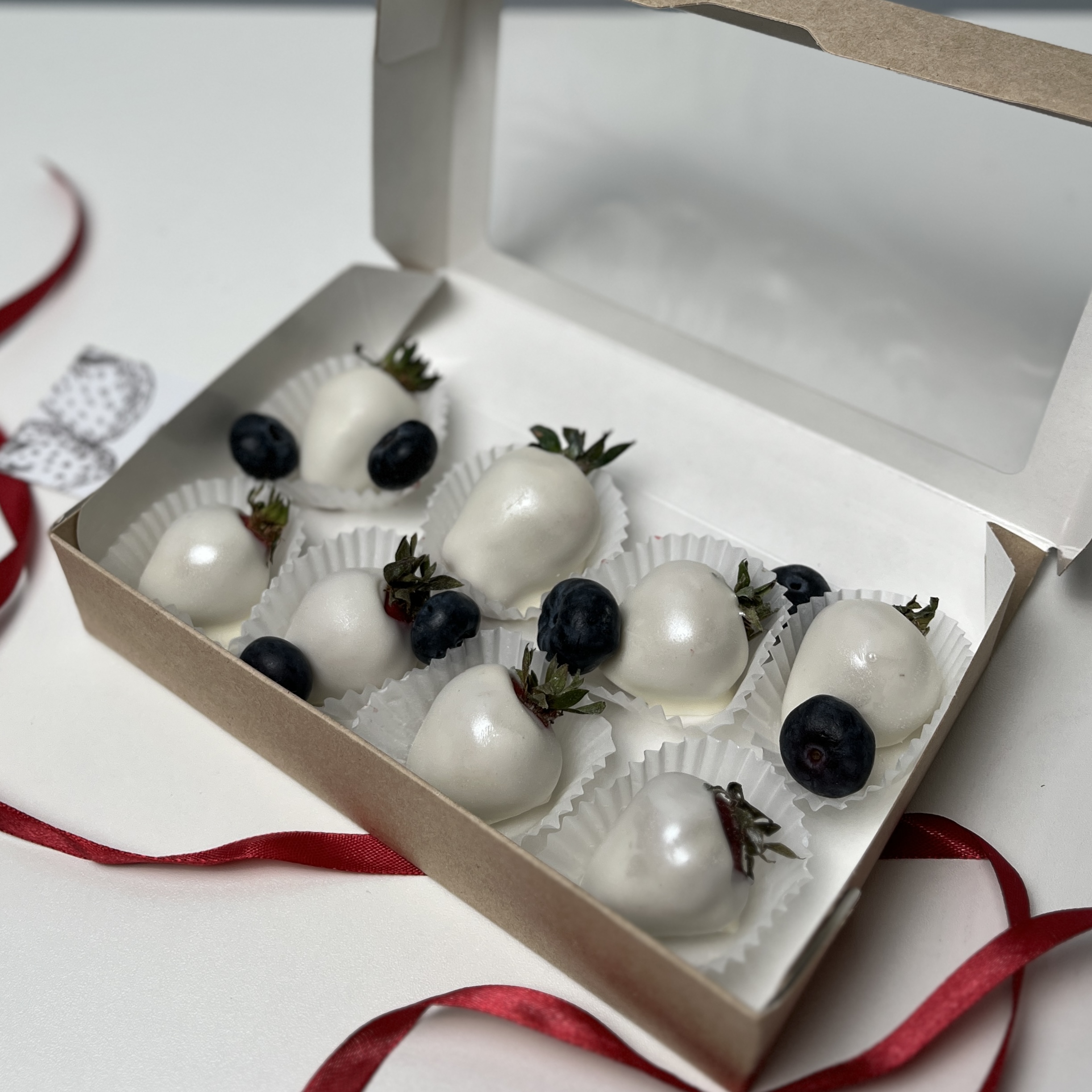 Клубника в белом шоколаде Классика с голубикой 8 ягод