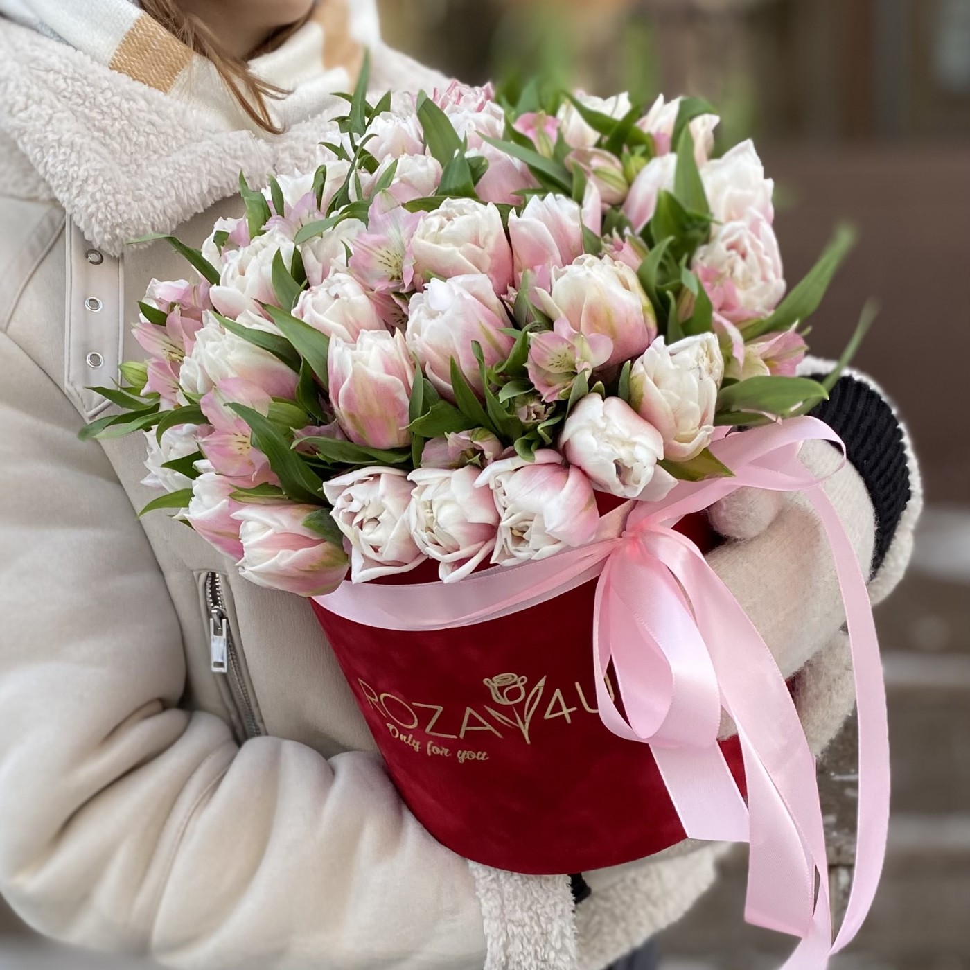 31 бело-розовый пионовидный тюльпан с альстромерией в коробке