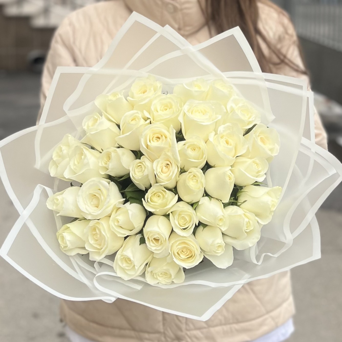 35 белых роз 40 см